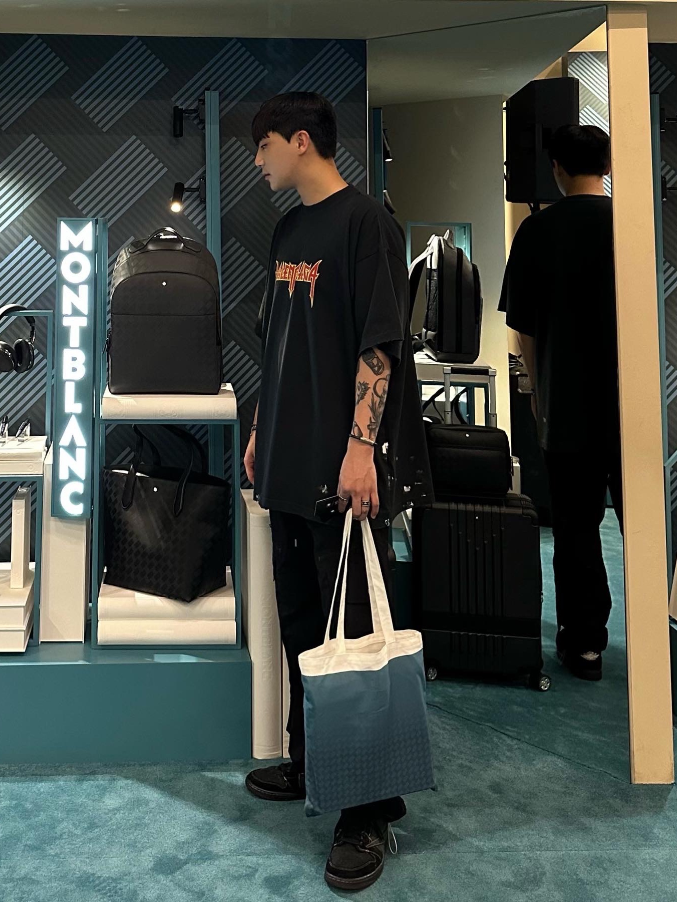 Balenciaga Metal Oversized Fit T-Shirt Black Vintage, Jordan 1 x Travis Scott Retro Low OG SP Black Phantom 착용 스타일
