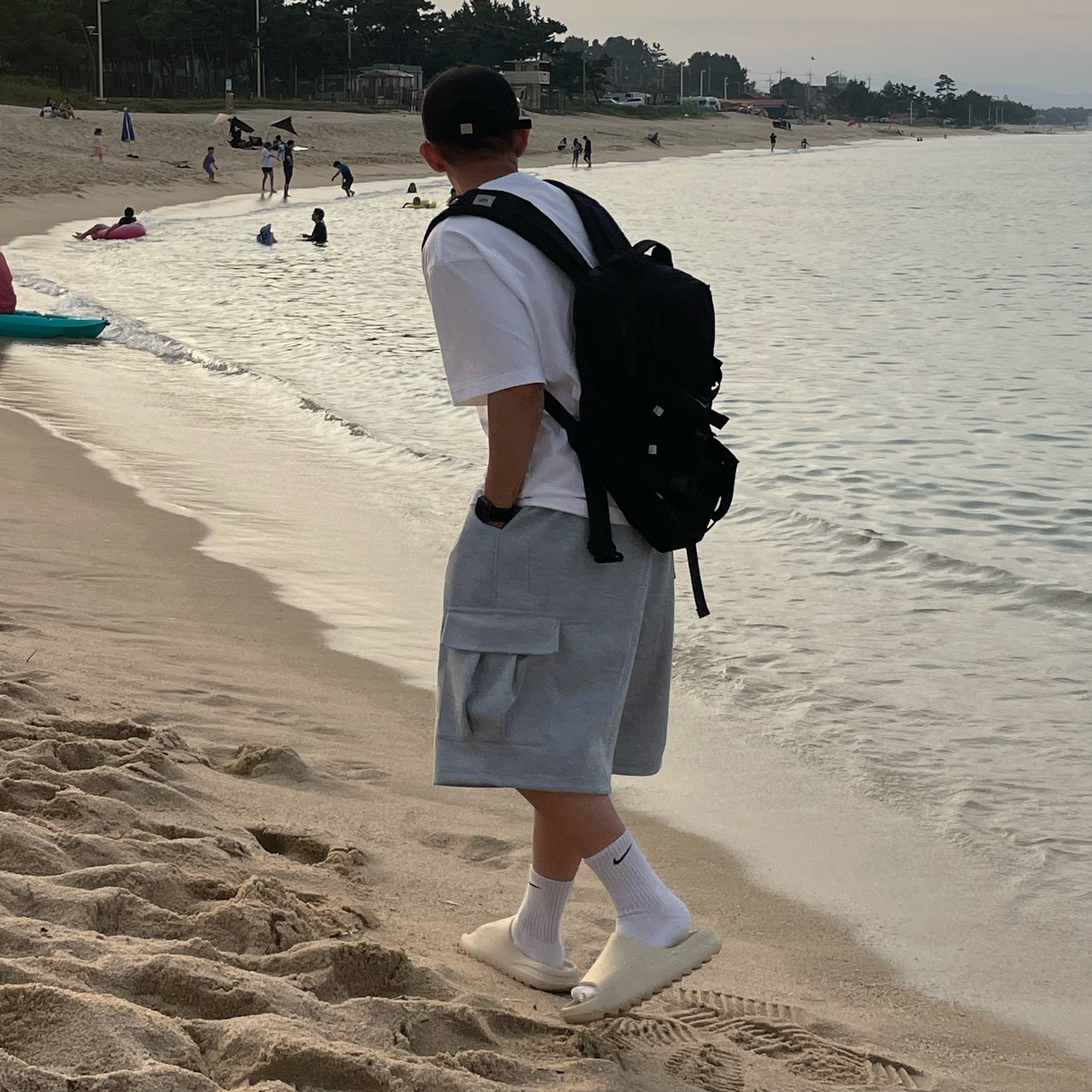 Adidas Yeezy Slide Bone 2022/2023 착용 스타일 - 1