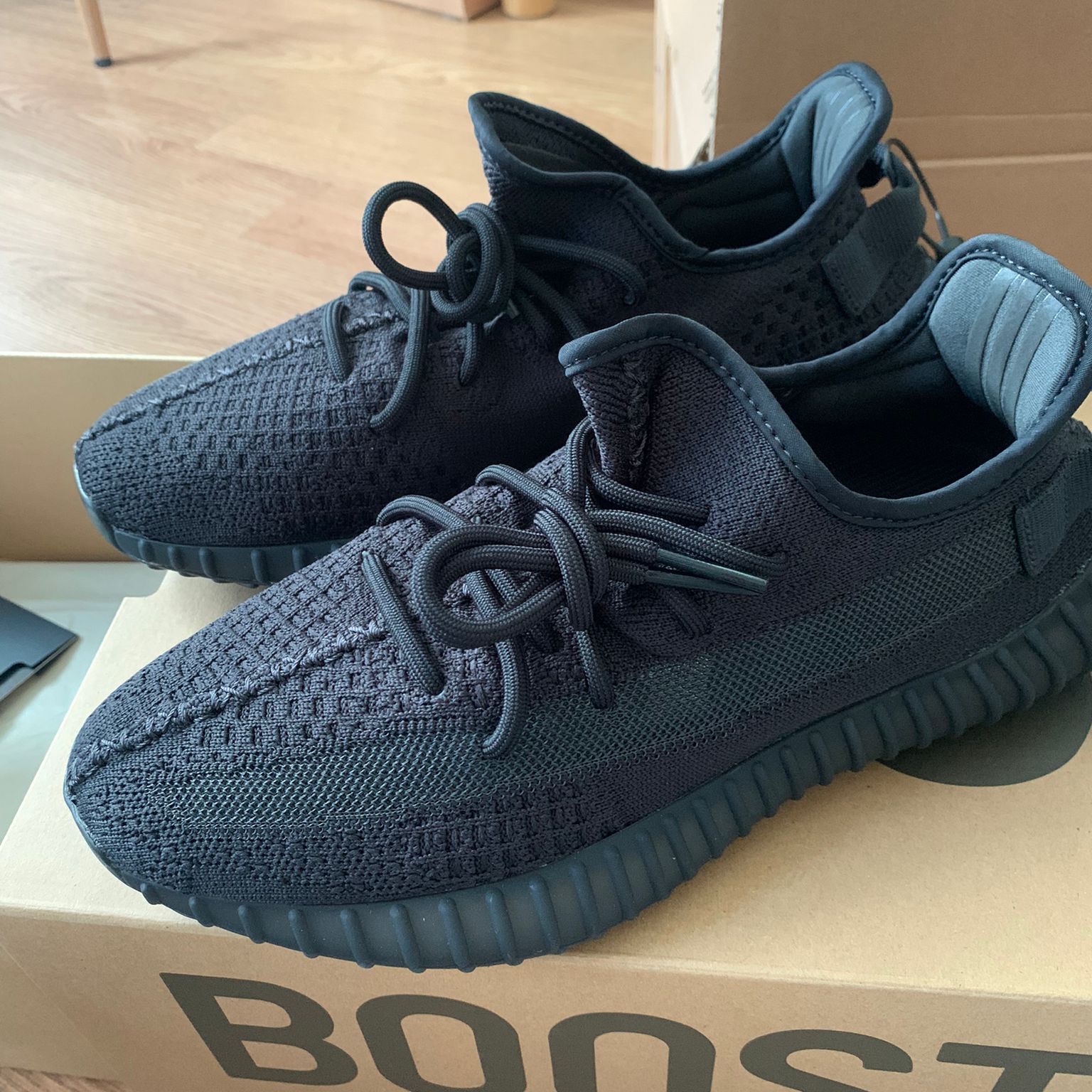 Adidas Yeezy Boost 350 V2 Onyx 착용 스타일