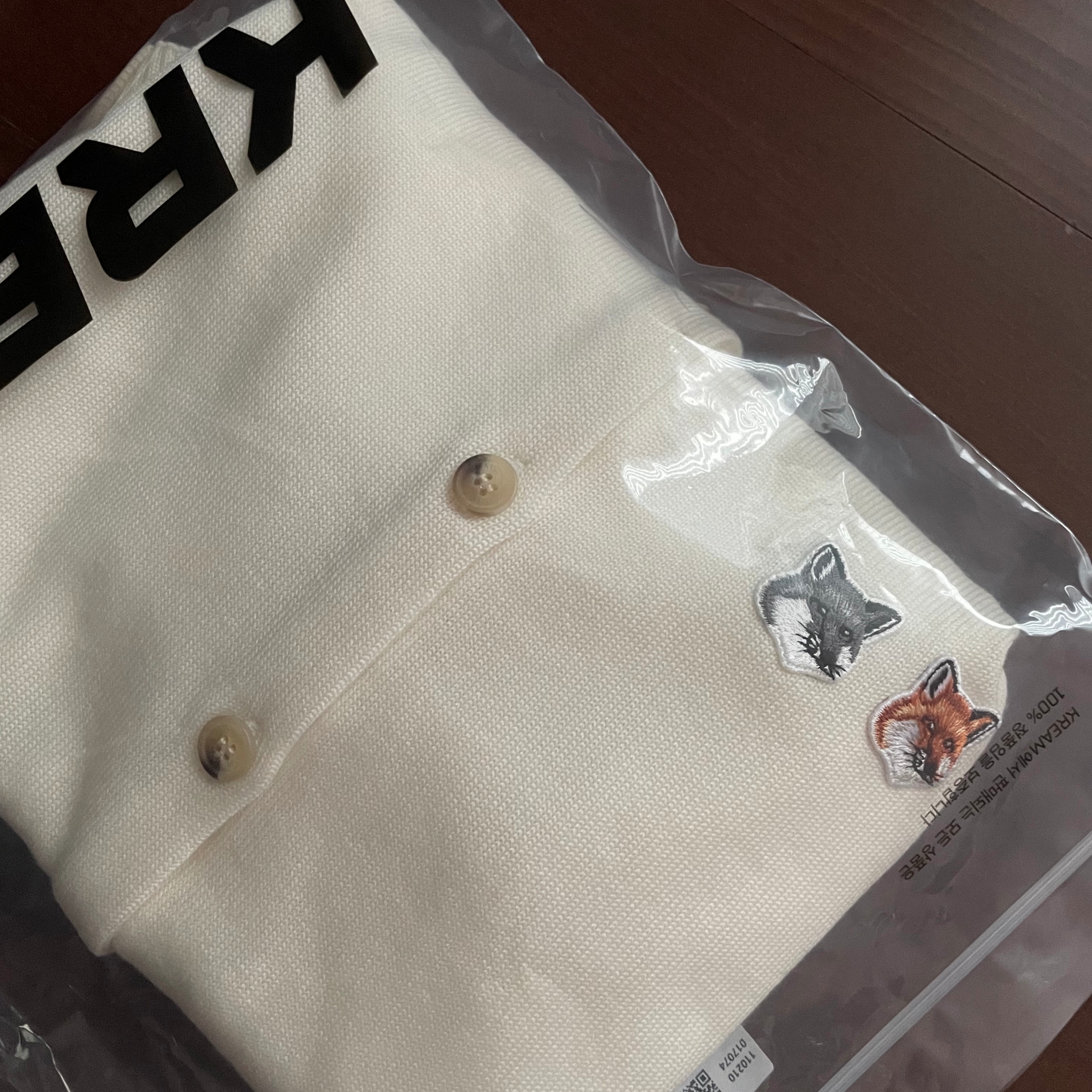 (W) Maison Kitsune Double Fox Head Patch R-Neck Cardigan Ecru 착용 스타일