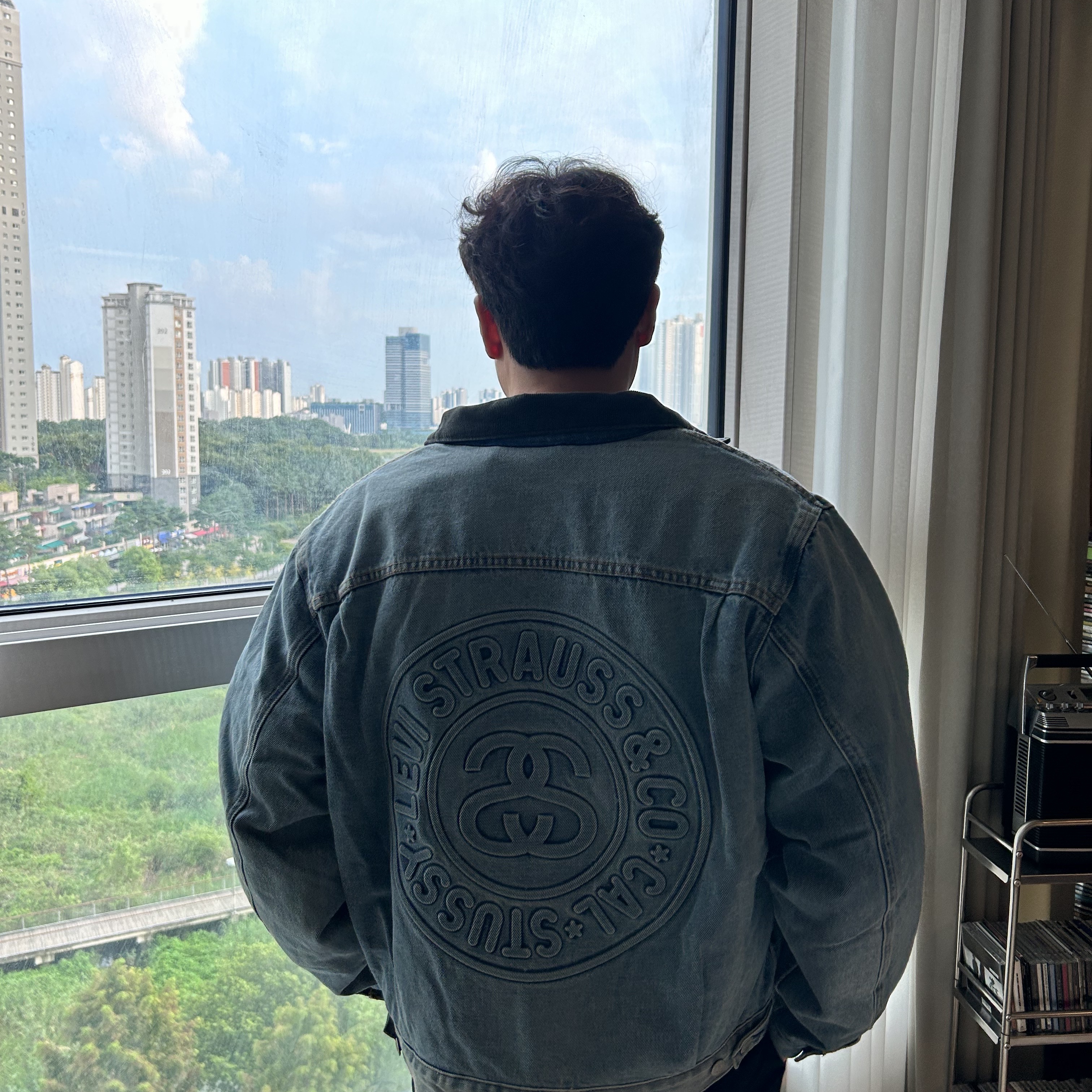 Stussy x Levi's Embossed Trucker Jacket Indigo 착용 스타일 - 2
