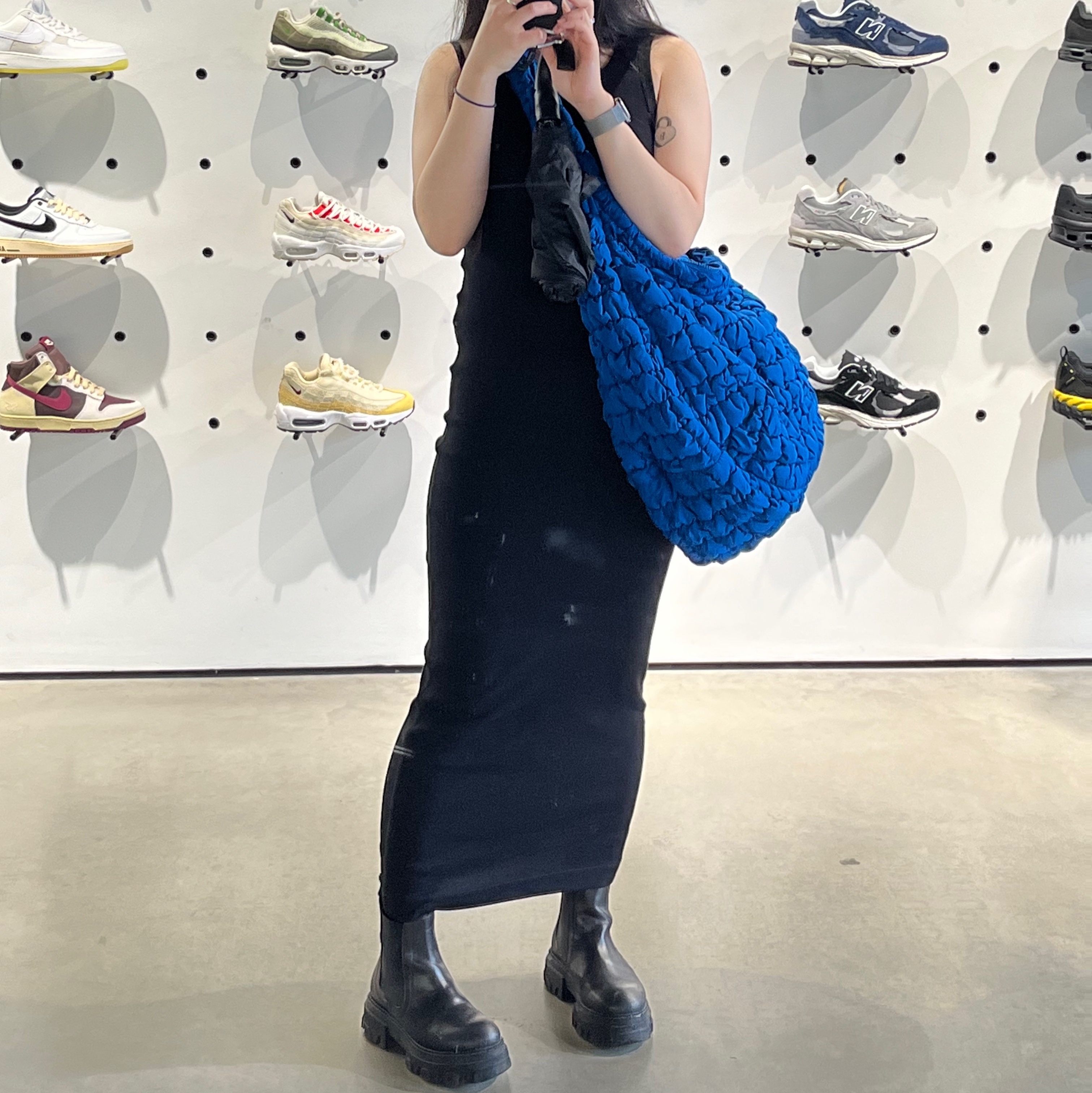 COS Quilted Oversized Shoulder Bag Blue 착용 스타일