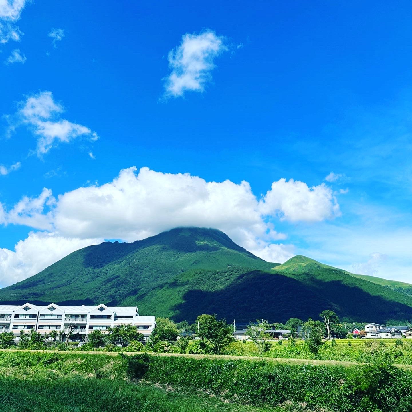 Supreme Shoulder Bag Black - 22FW, Supreme Flames Jacquard Denim Camp Cap Washed Indigo - 23SS 착용 스타일 - 1