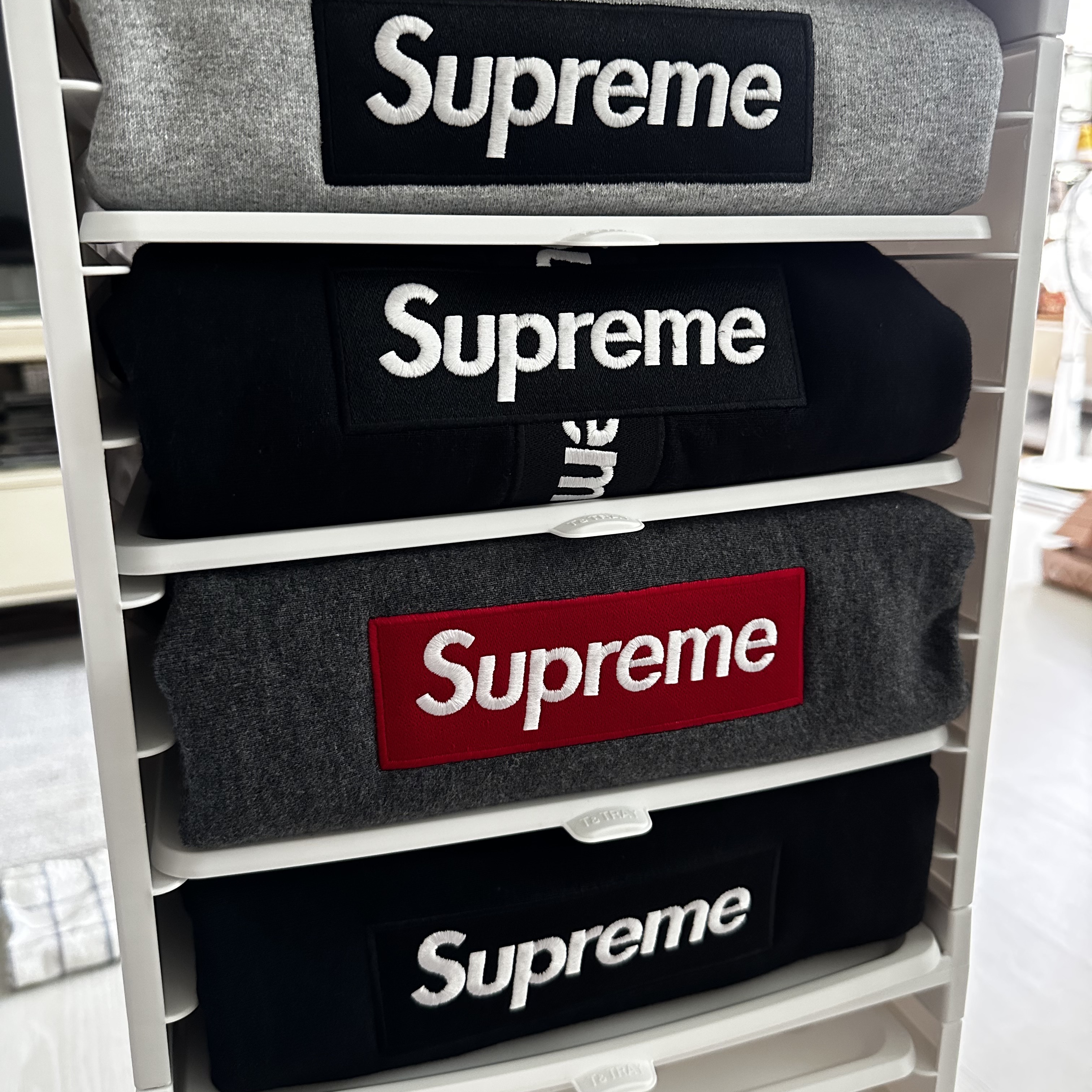 Supreme Box Logo Crewneck Heather Grey - 22FW, Supreme Box Logo Hooded Sweatshirt Black - 21FW 착용 스타일