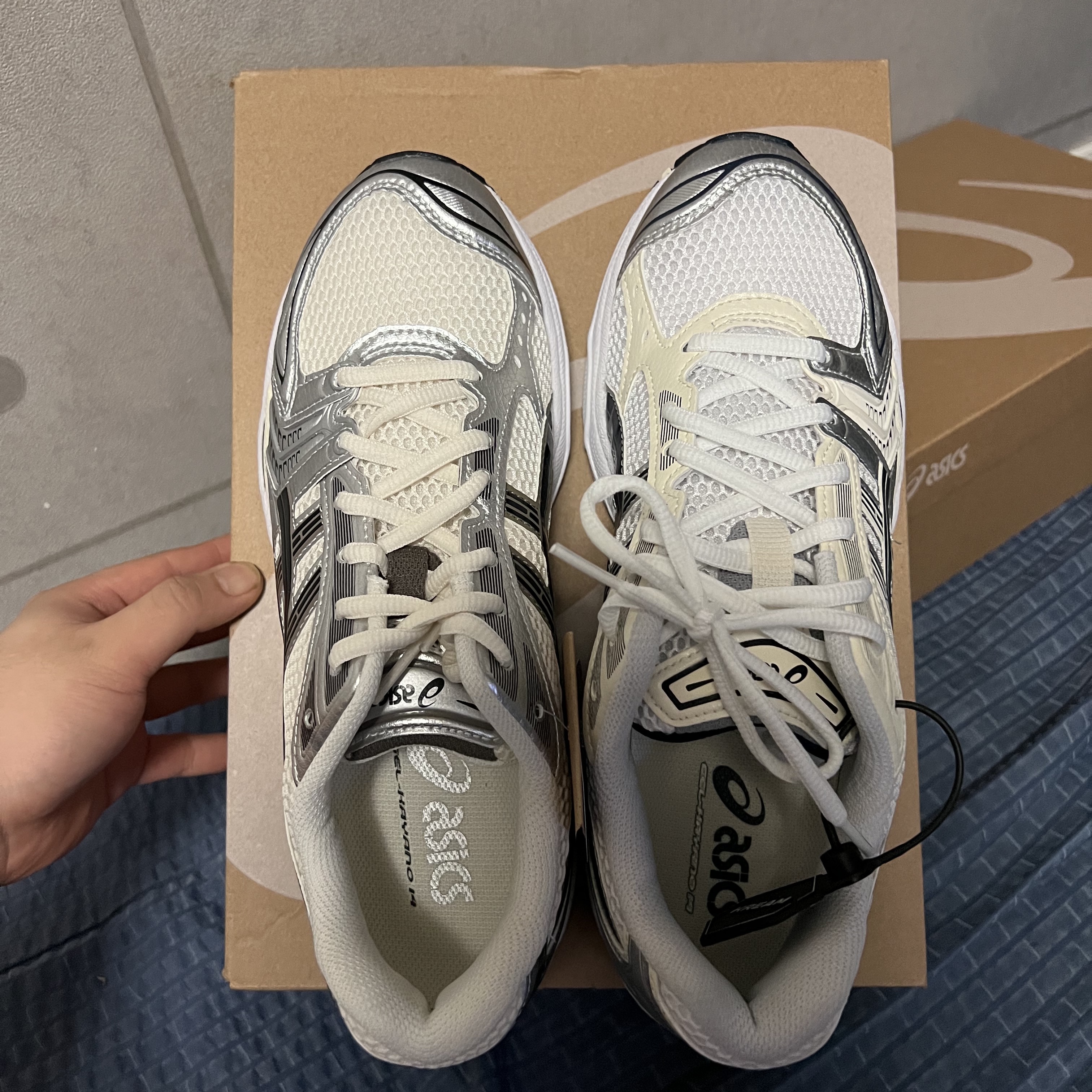 Asics Gel-Kayano 14 Cream Black, (W) Asics Gel-Kayano 14 White Midnight 착용 스타일 - 3