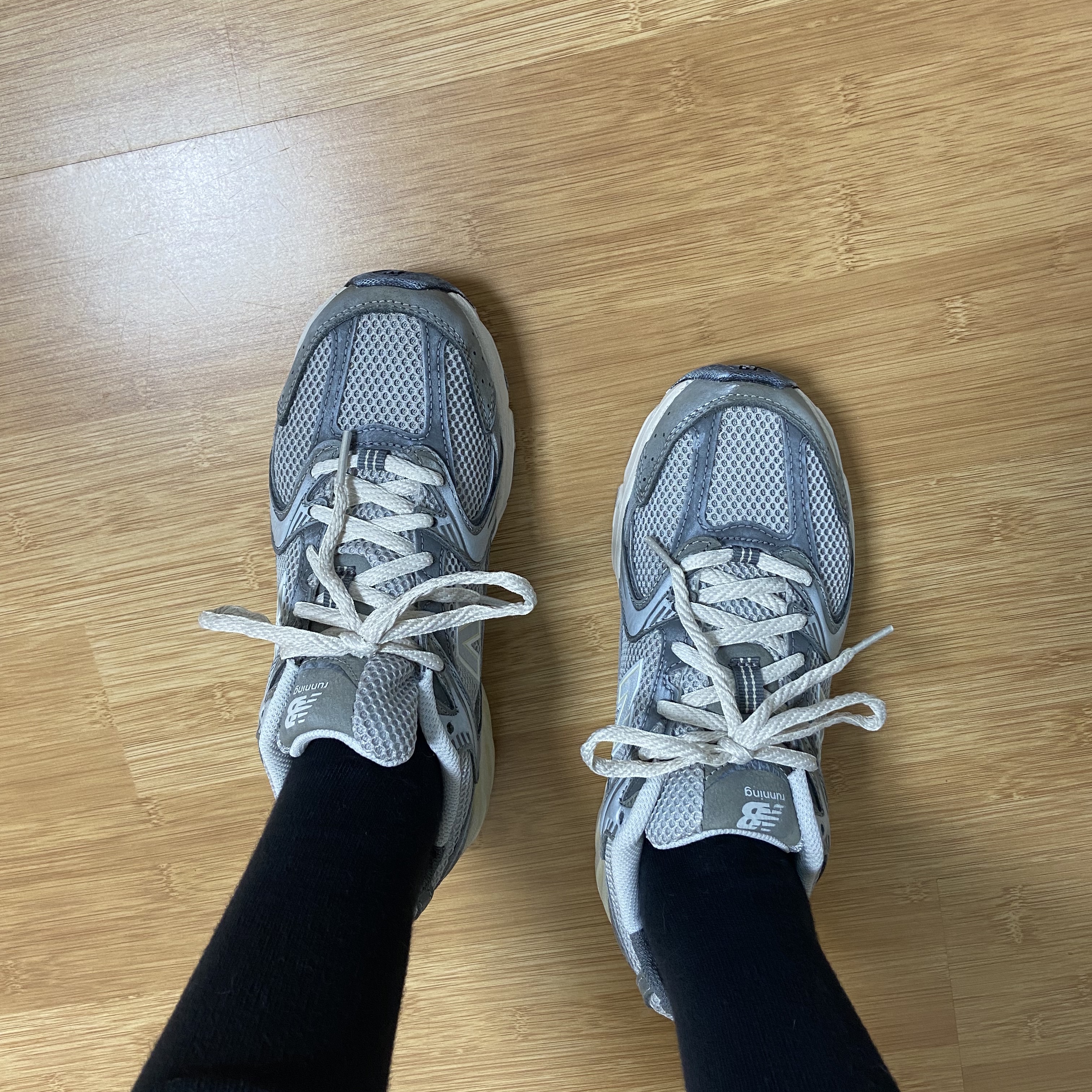 New Balance 530 Premium Vintage Grey Matter 착용 스타일 - 2