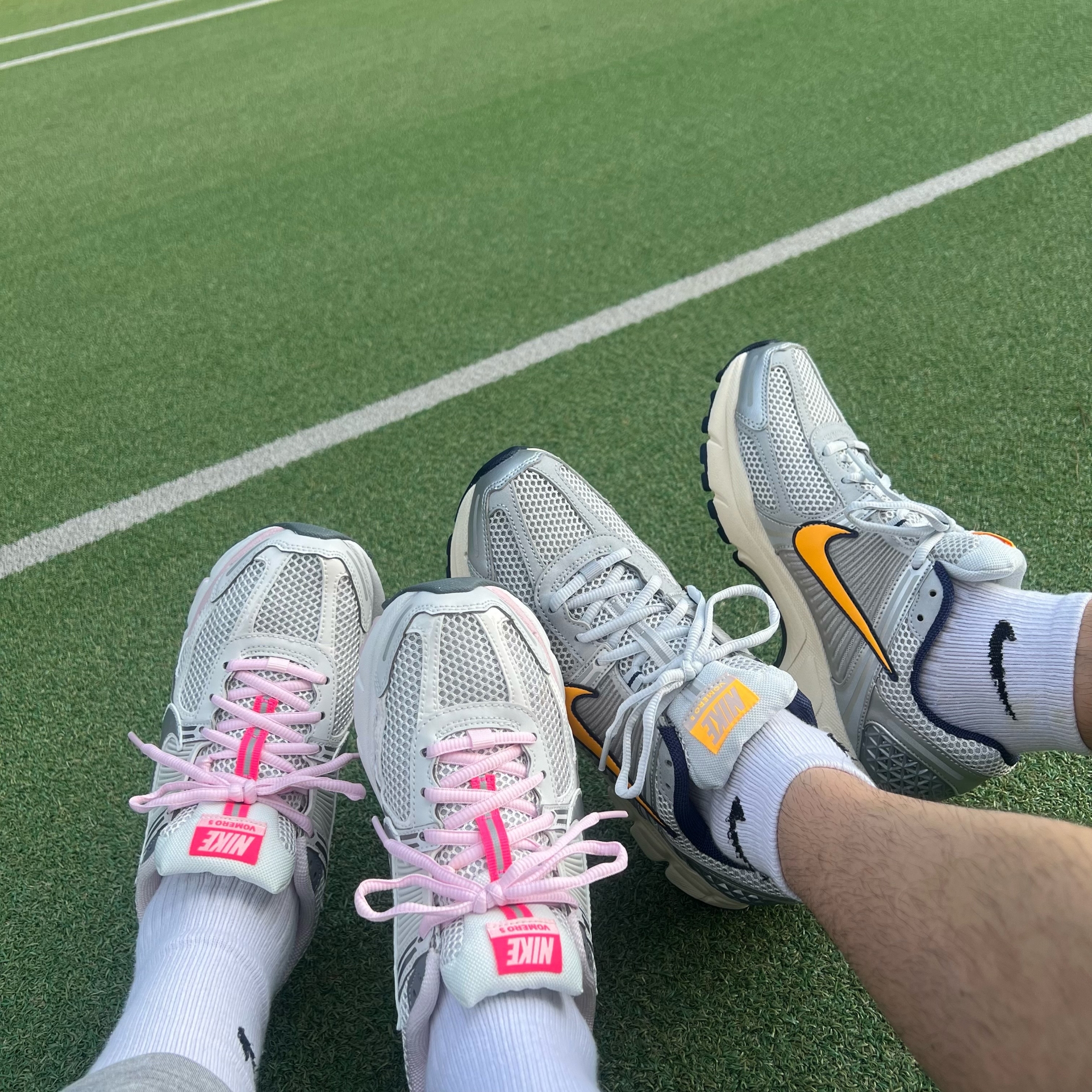 (W) Nike Zoom Vomero 5 Photon Dust Metallic Silver 착용 스타일