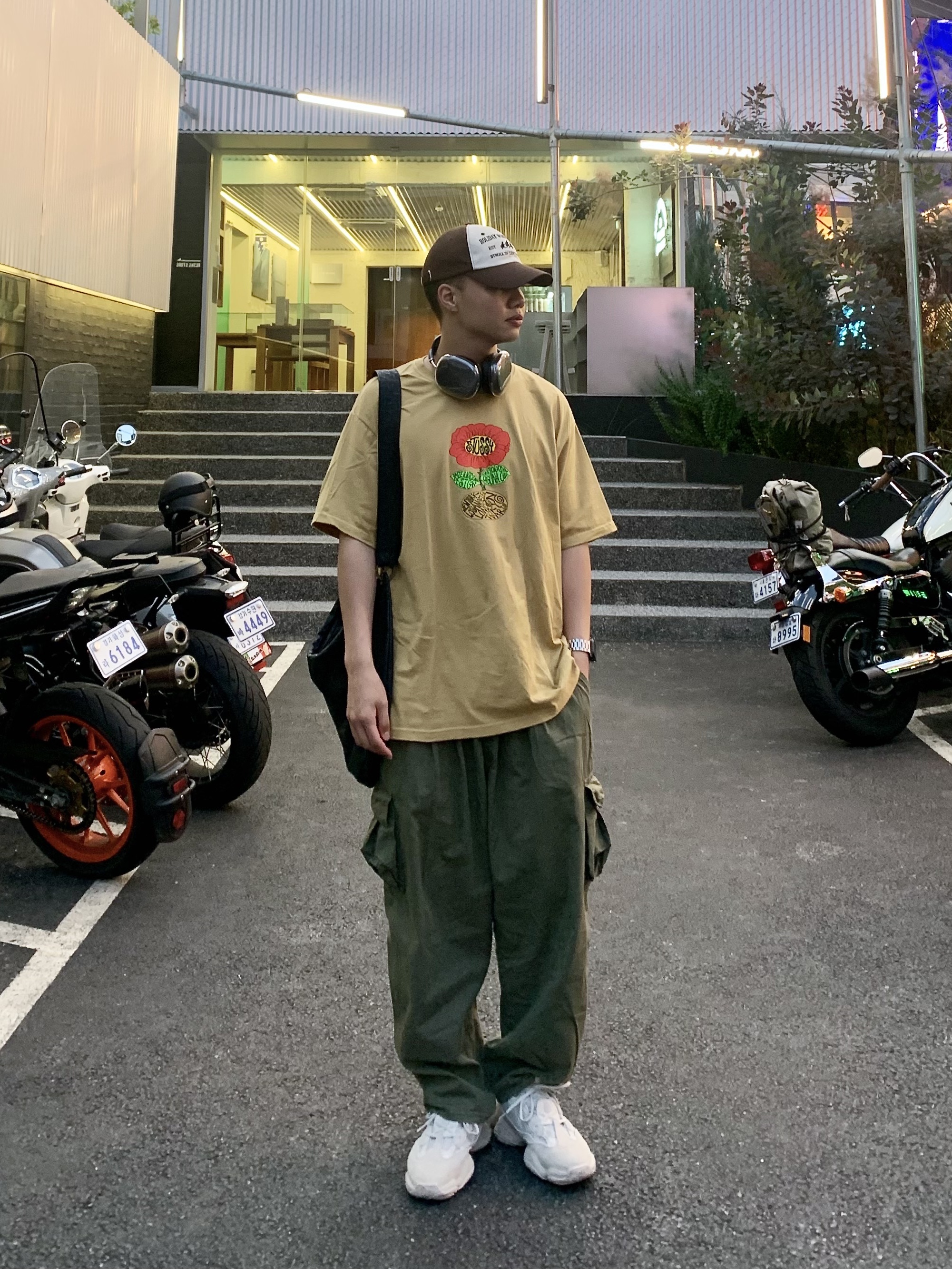 Adidas Yeezy 500 Blush 2022, Apple AirPods Max Lightning Space Gray (Korean Ver.) 착용 스타일