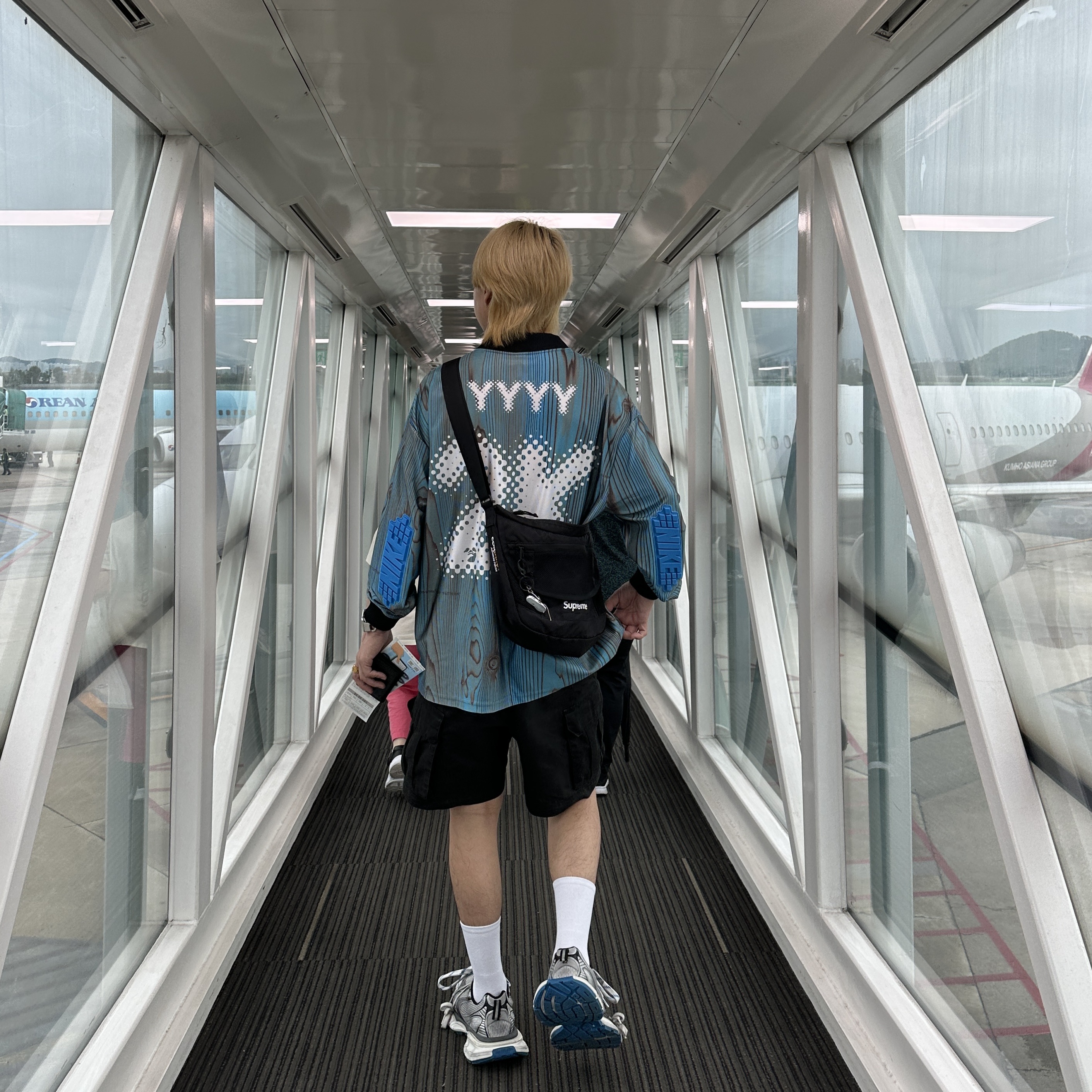 Nike x Off-White NRG Jersey Imperial Blue - Asia, Supreme Small Messenger Bag Black - 22SS 착용 스타일 - 1