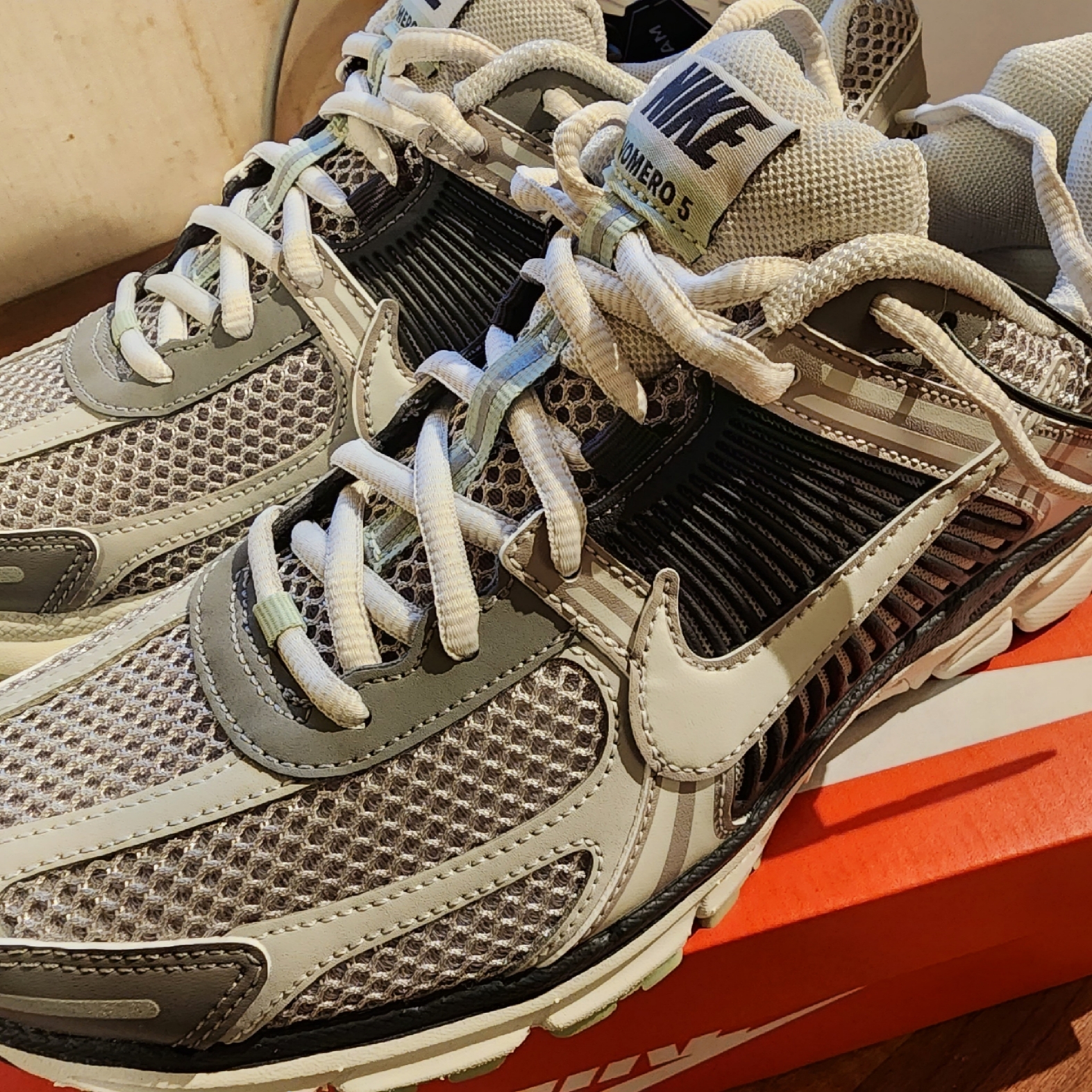 (W) Nike Zoom Vomero 5 Cobblestone and Flat Pewter 착용 스타일