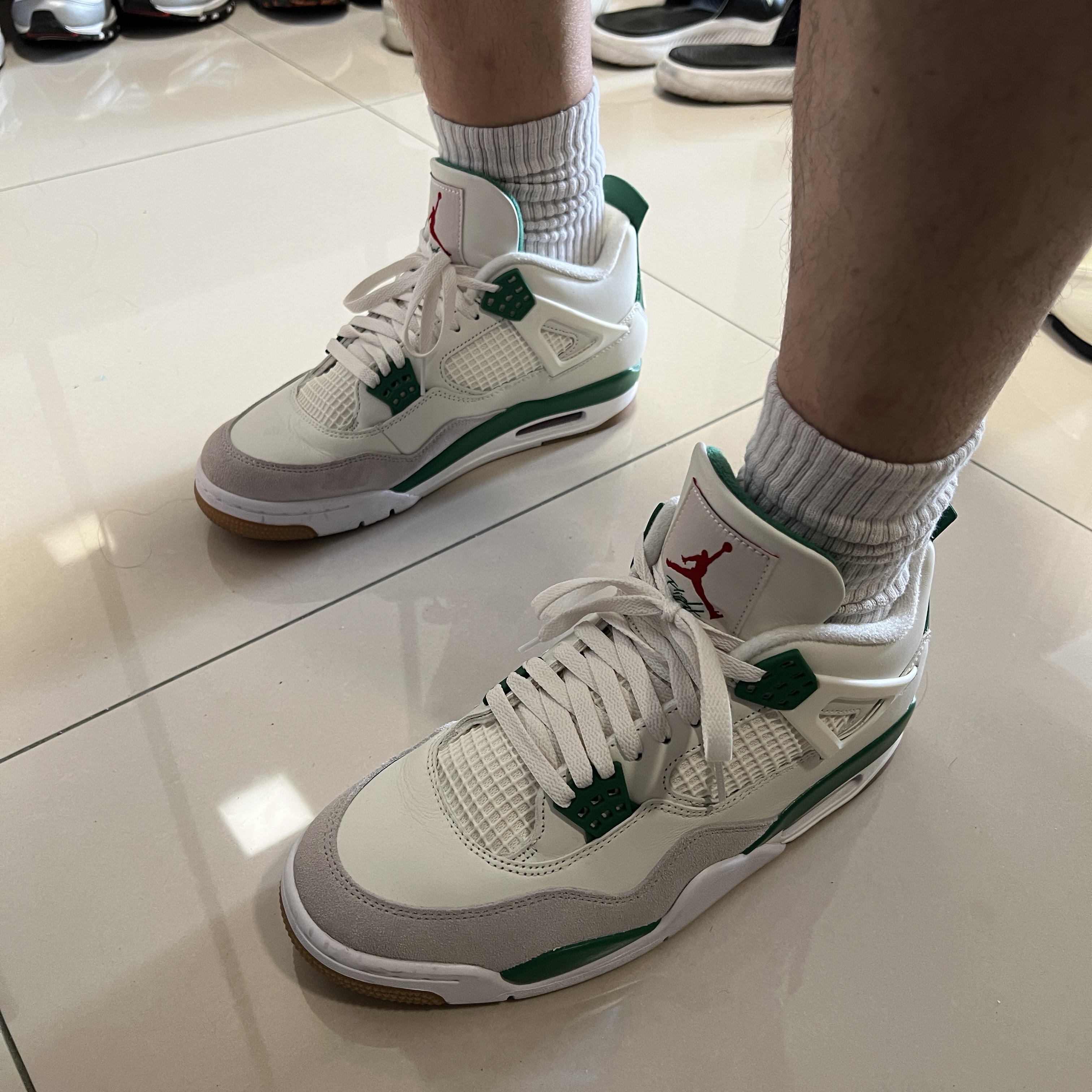 Jordan 4 x Nike SB Retro SP Pine Green 착용 스타일 - 1
