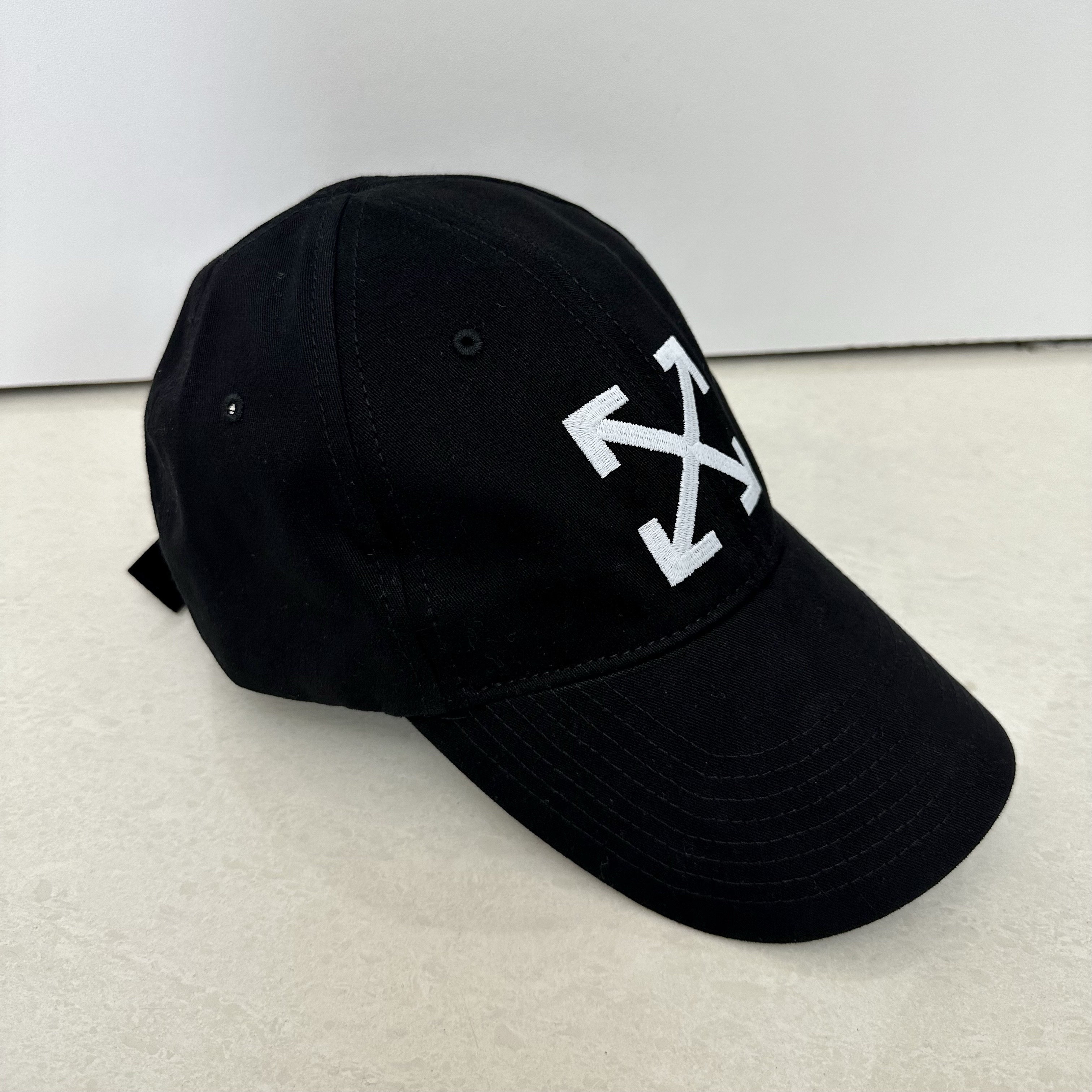 Off-White Arrow Baseball Cap Black, Off-White Arrow Baseball Cap Black White 착용 스타일 - 2