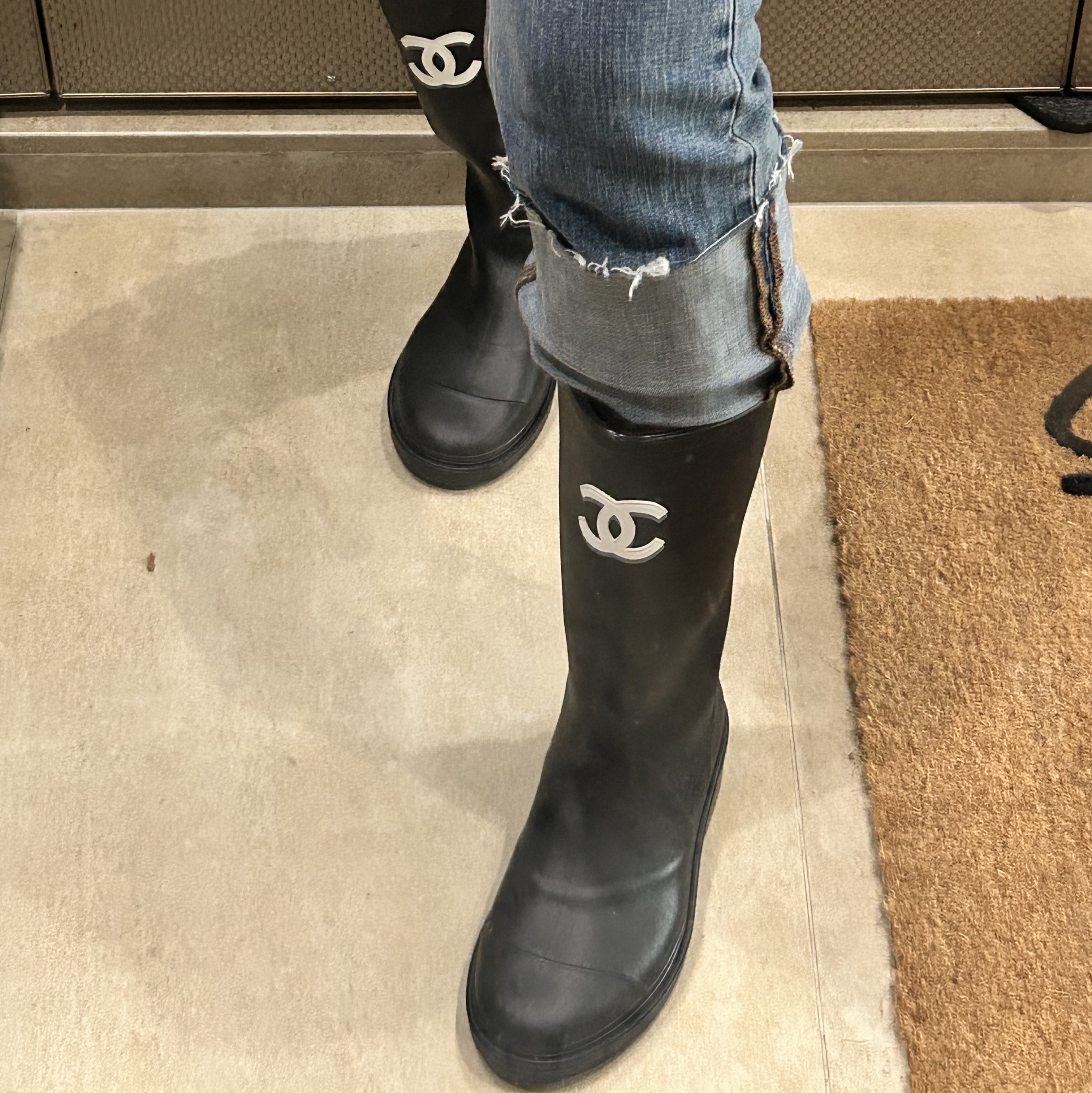 (W) Chanel Boots Caoutchouc & Black, Stussy Welcome Mat Cocoa 착용 스타일 - 2