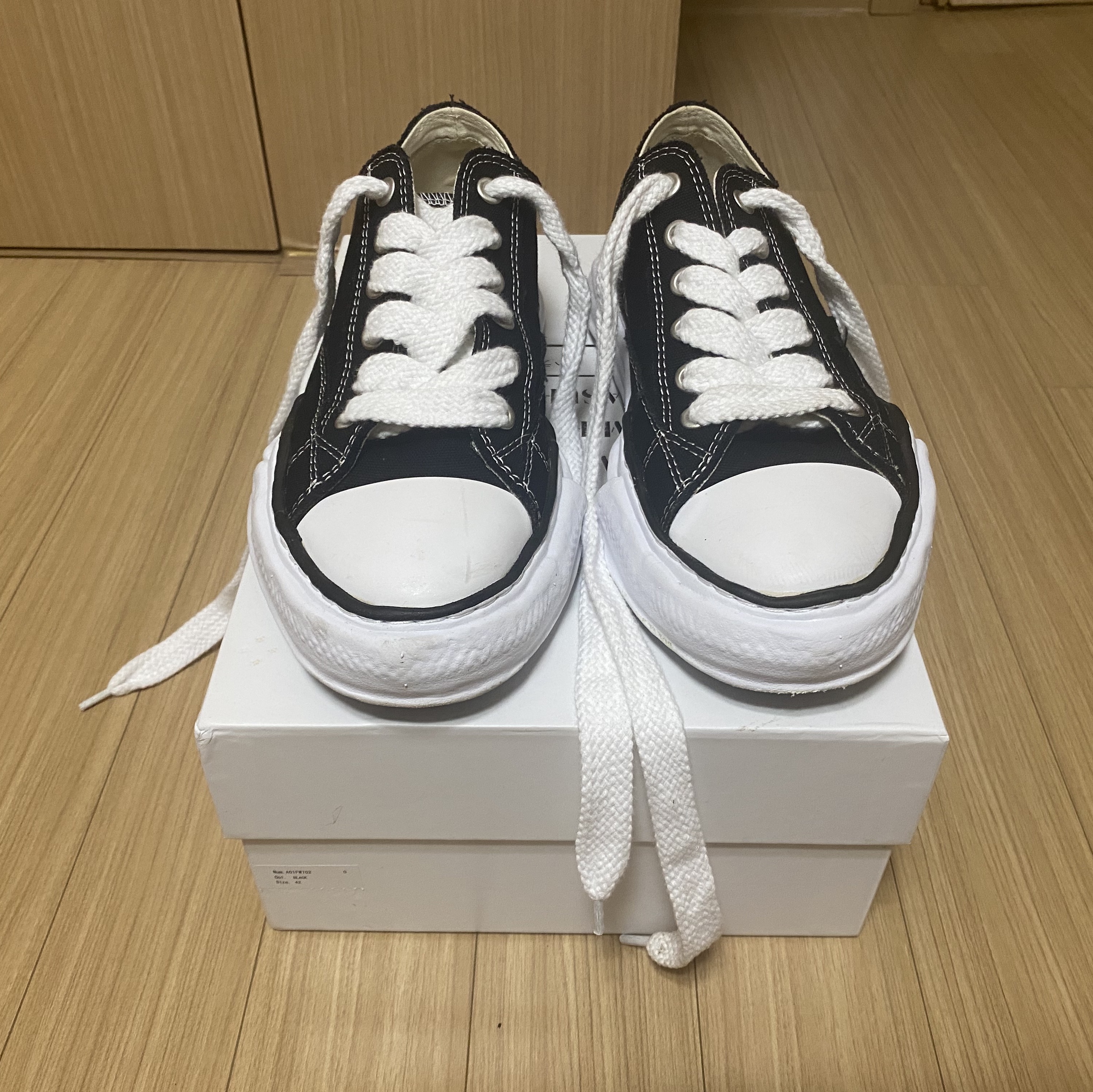 Maison Mihara Yasuhiro Peterson OG Sole Canvas Low Sneakers Black 착용 스타일
