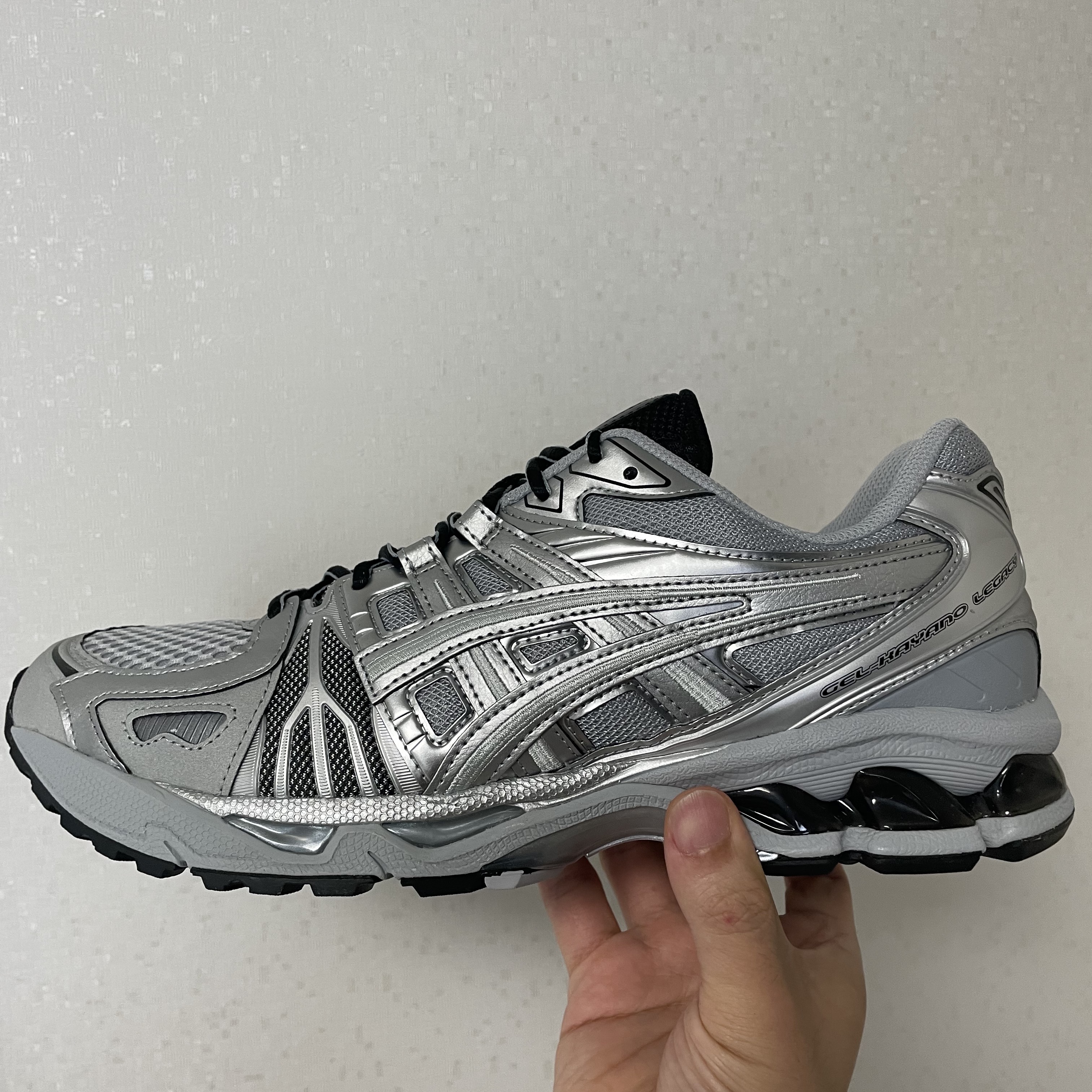 Asics Gel-Kayano Legacy Pure Silver 착용 스타일 - 3