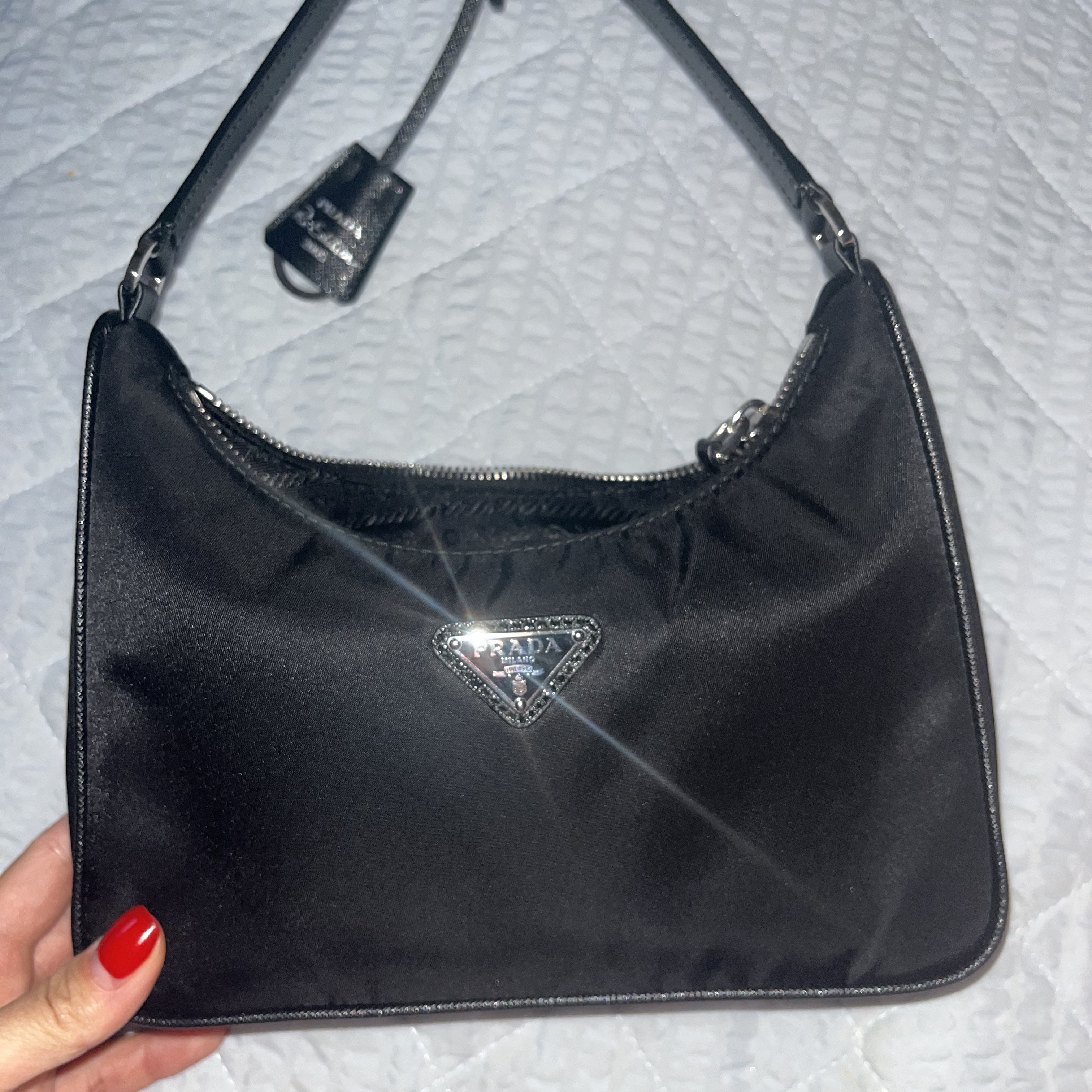 Prada Re-Edition 2005 Re-Nylon Mini Hobo Bag Black 착용 스타일