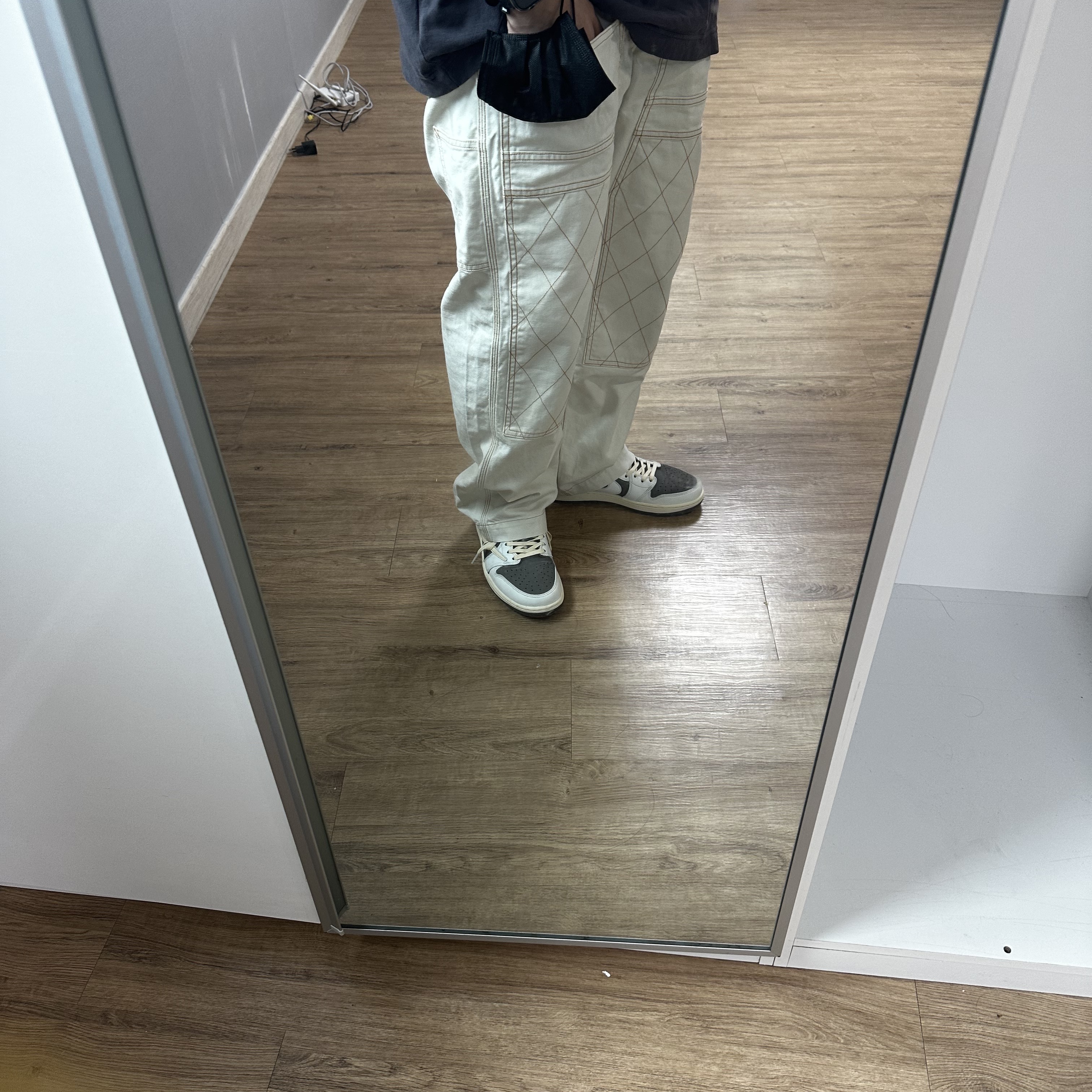 Jordan 1 x Travis Scott Retro Low OG SP Sail and Ridgerock, Kapital Thin Canvas Lumbar Pants Kinari 착용 스타일 - 1