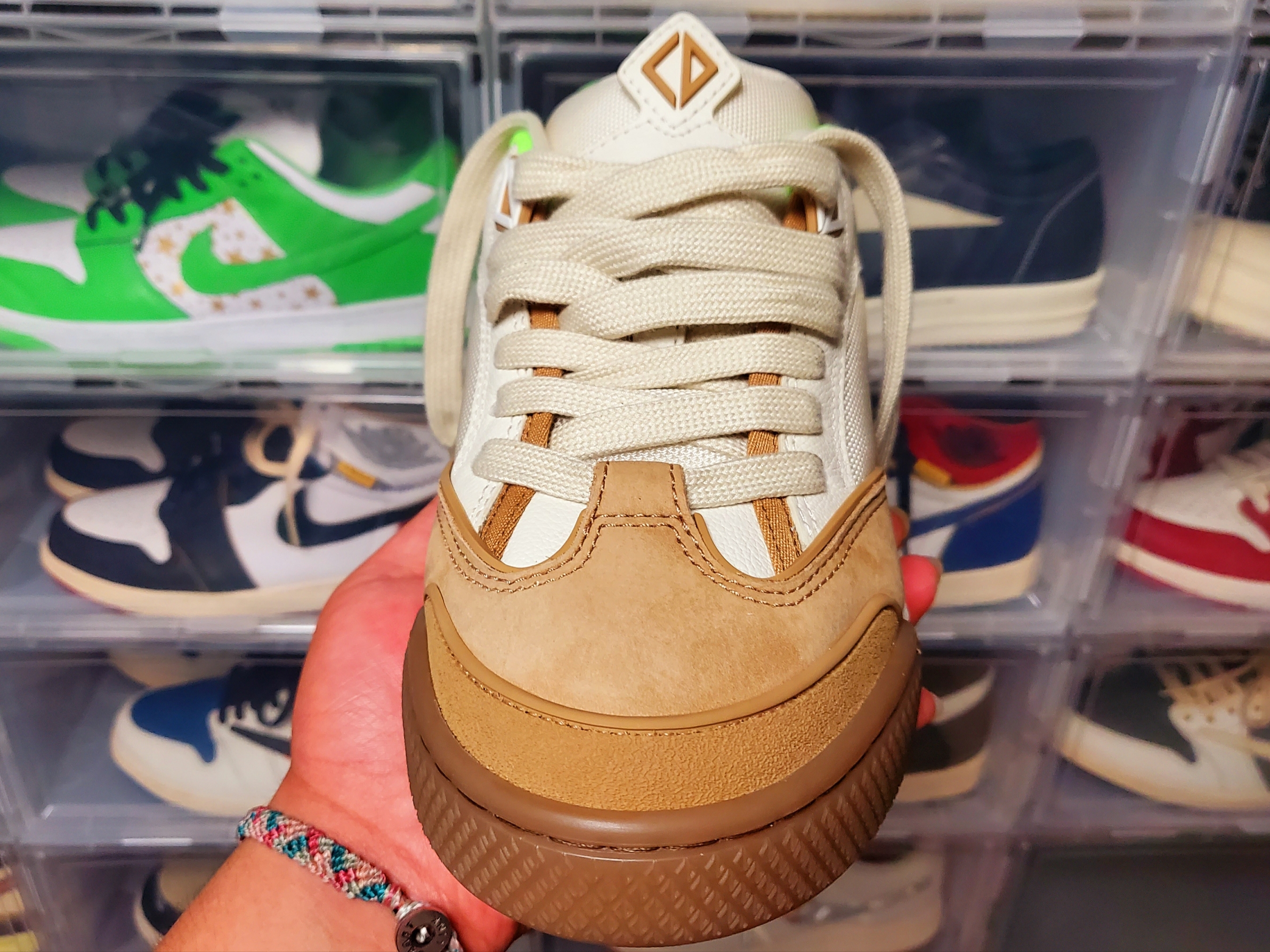 Dior x Cactus Jack B713 Sneakers Cream Coffee 착용 스타일 - 5
