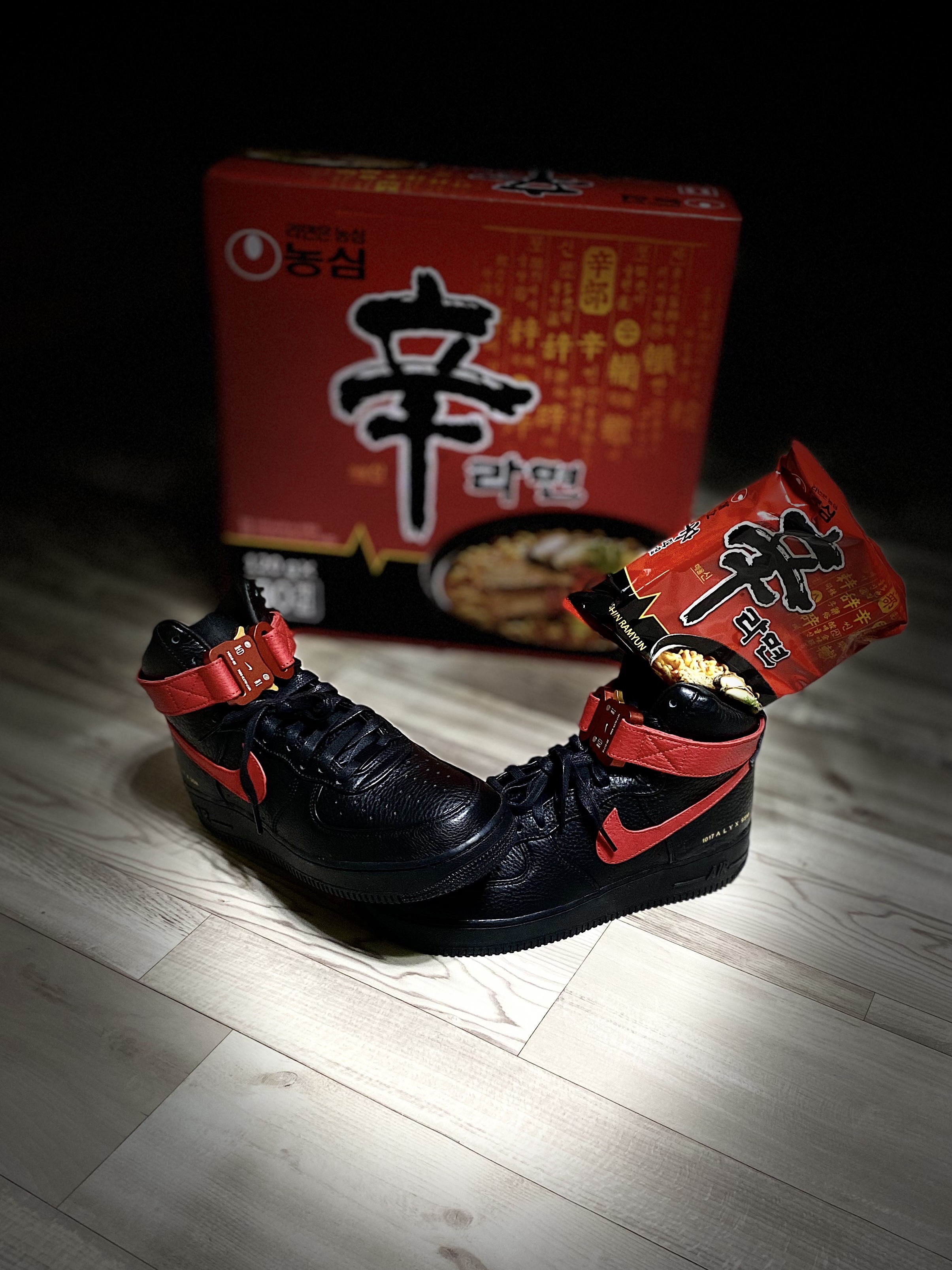 Nike x 1017 Alyx 9SM Air Force 1 High Black University Red 착용 스타일 - 1