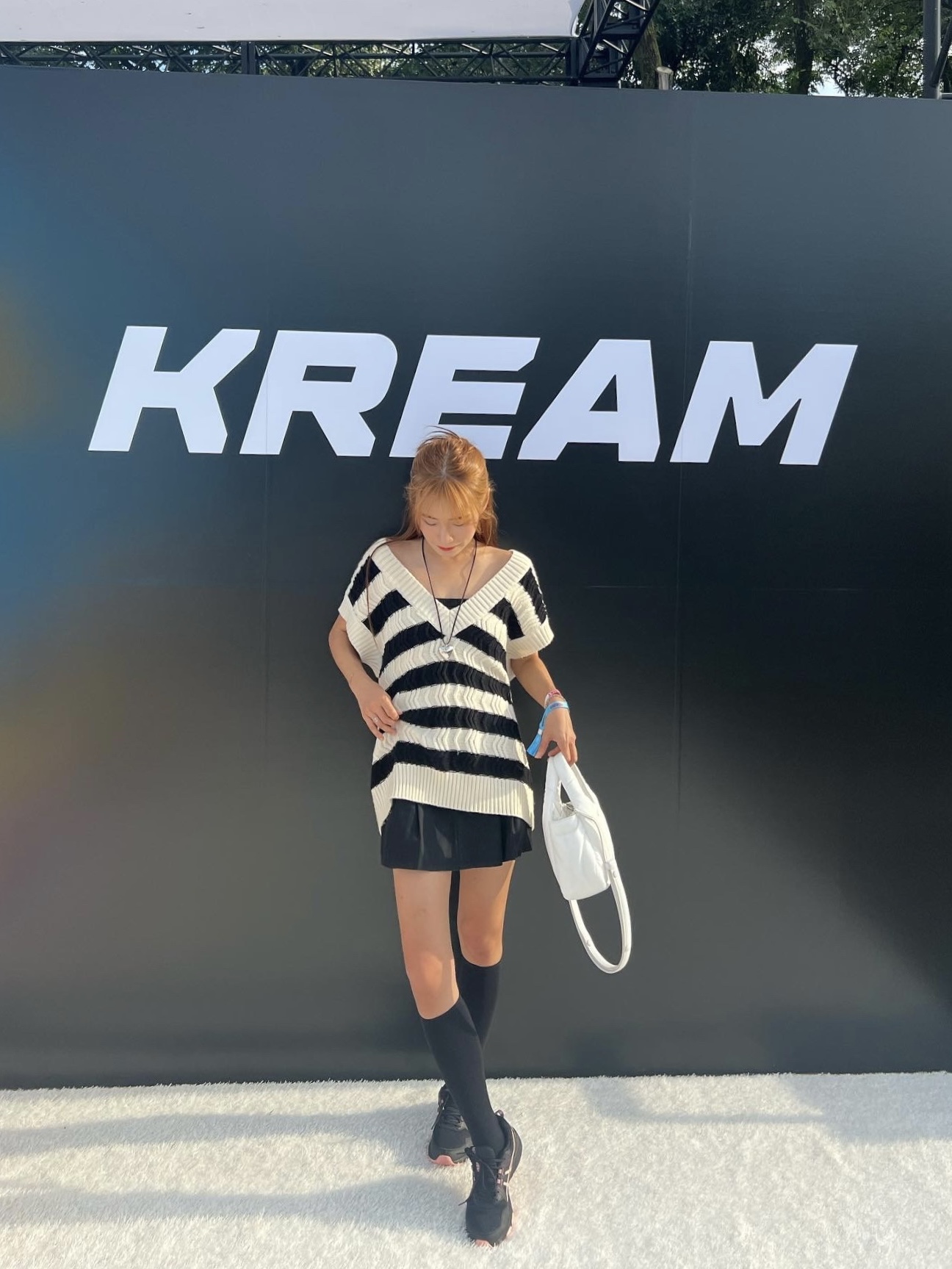 (W) Asics Gel-Venture 8 Black Frosted Rose, Prada Soft Padded Re-Nylon Mini Bag White 착용 스타일 - 4