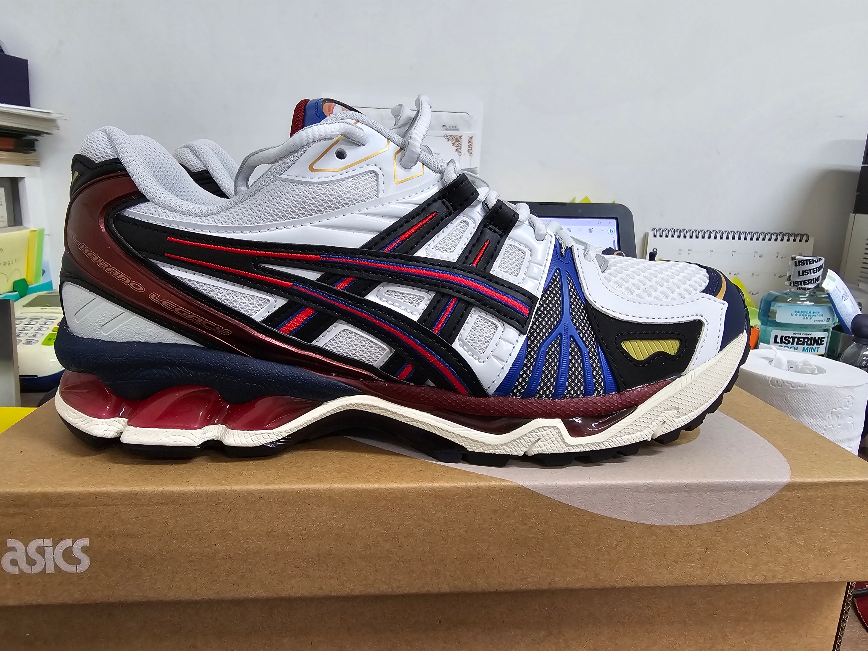 Asics Gel-Kayano Legacy White Black 착용 스타일 - 1