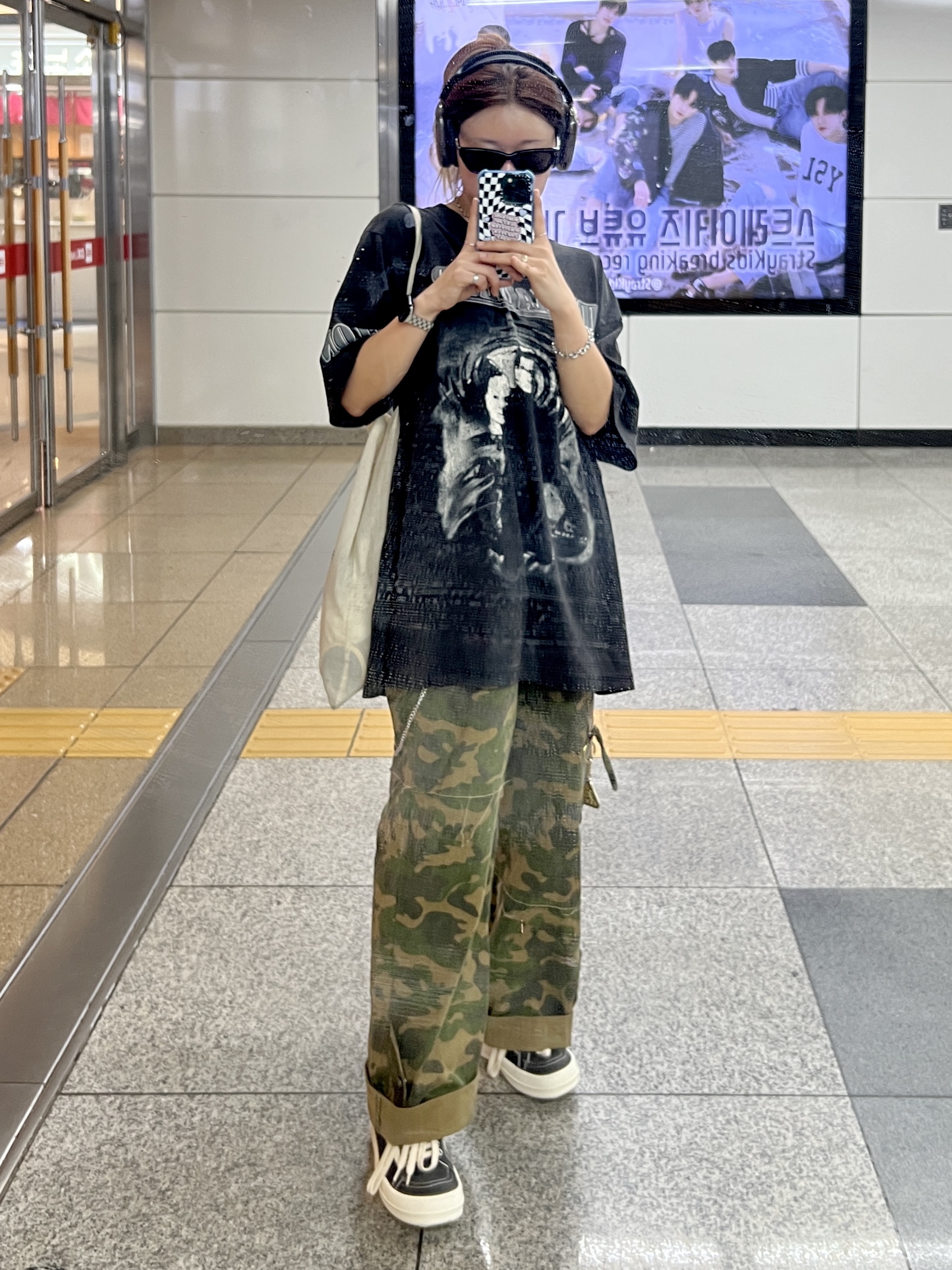 (W) Rick Owens Drkshdw Suede Vintage Sneakers Dark Dust, Project G/R Mind Slaughter Vintage Washeed T-Shirt Black 착용 스타일 - 1