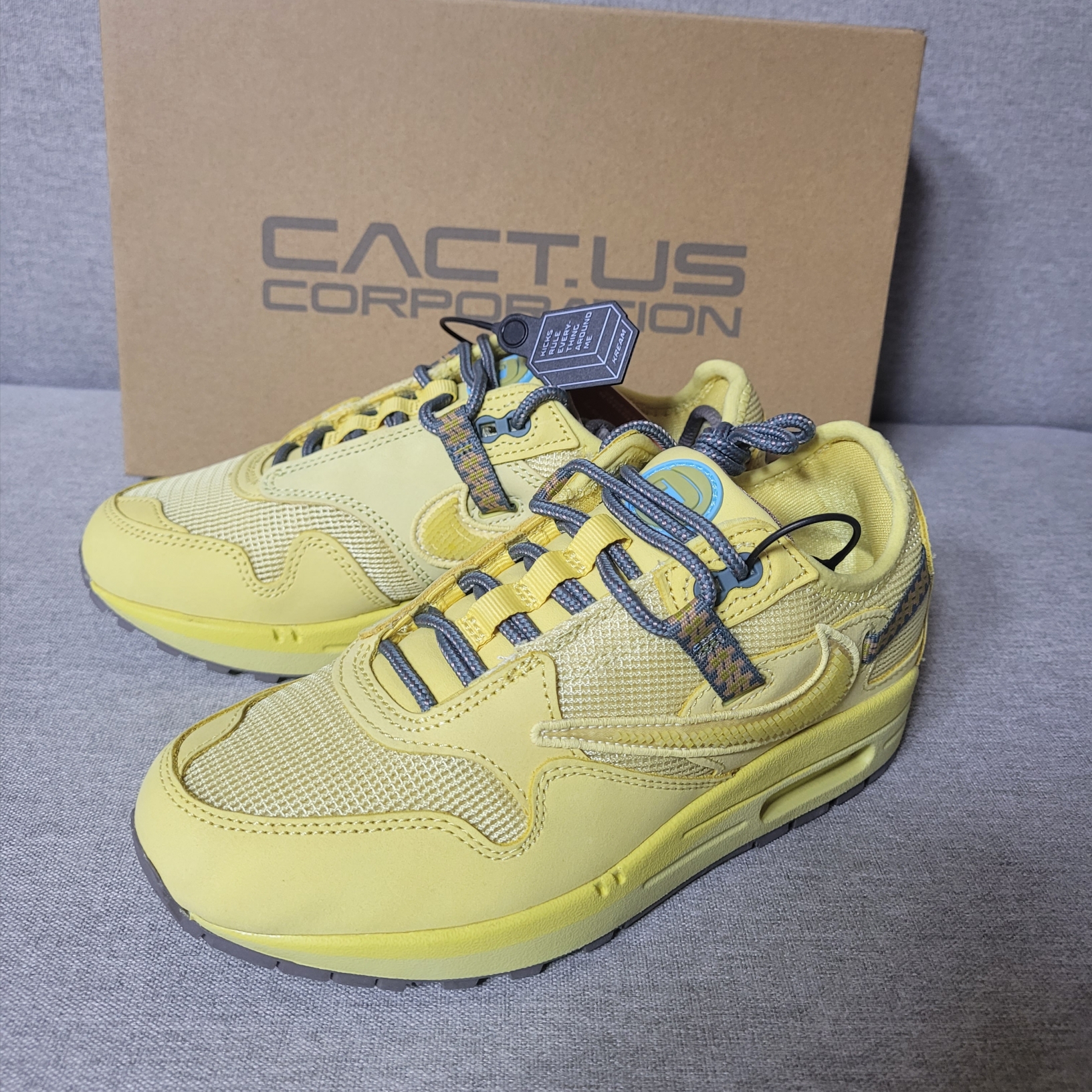 Nike x Travis Scott Air Max 1 Cact.us Gold 착용 스타일