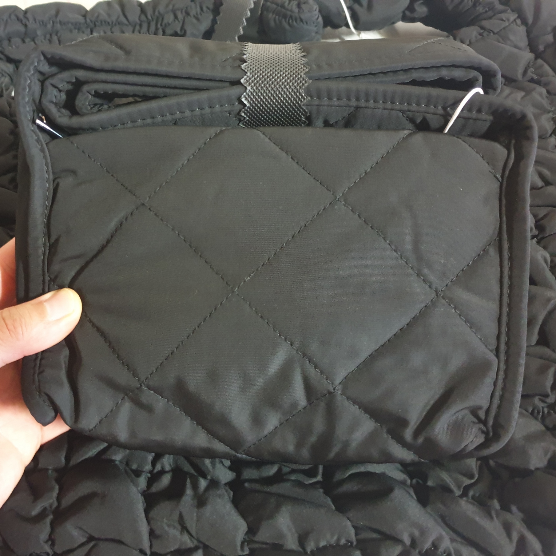 COS Diamond Quilted Mini Crossbody Bag Black 착용 스타일
