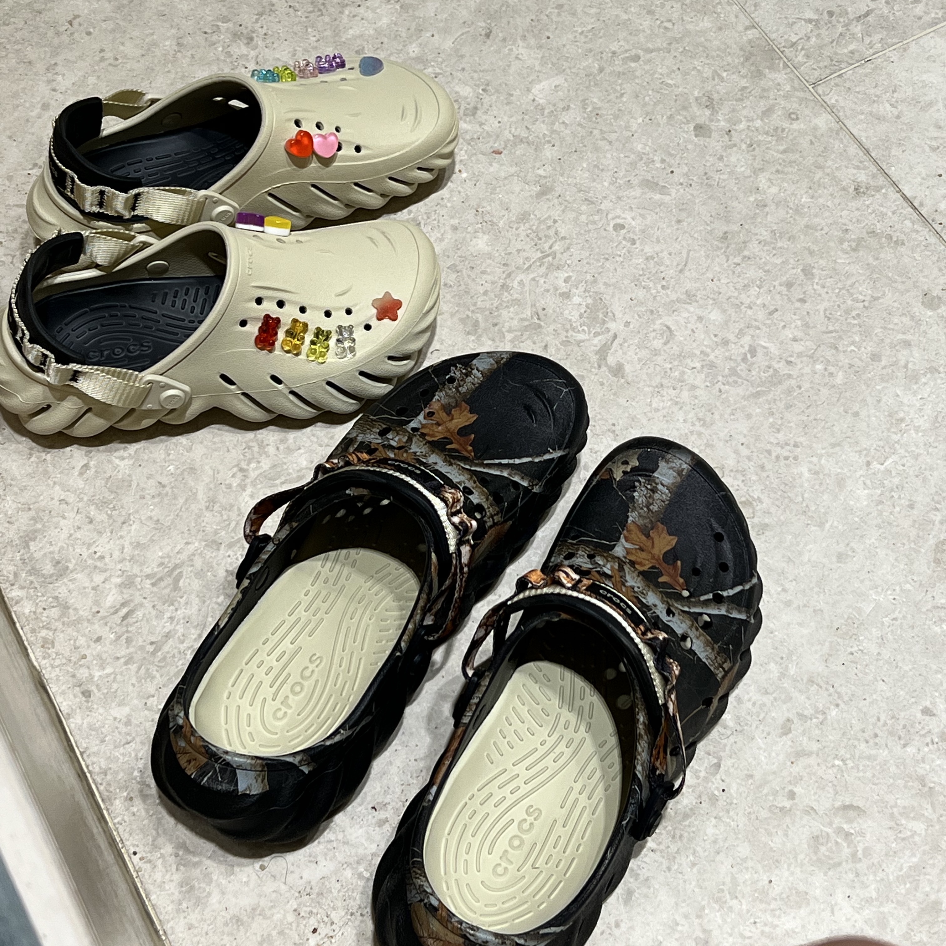 Crocs Echo Clog Bone Black, Crocs Echo Clog Real Tree Black 착용 스타일
