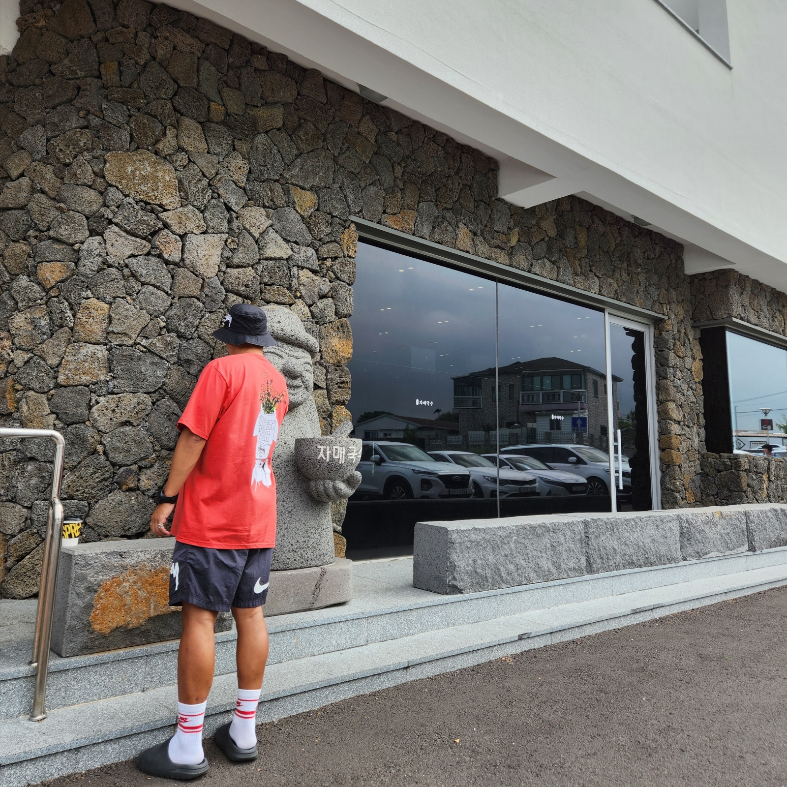 Nike x Stussy Bucket Hat Black, Stussy Flower Bomb T-Shirt Pepper 착용 스타일 - 1