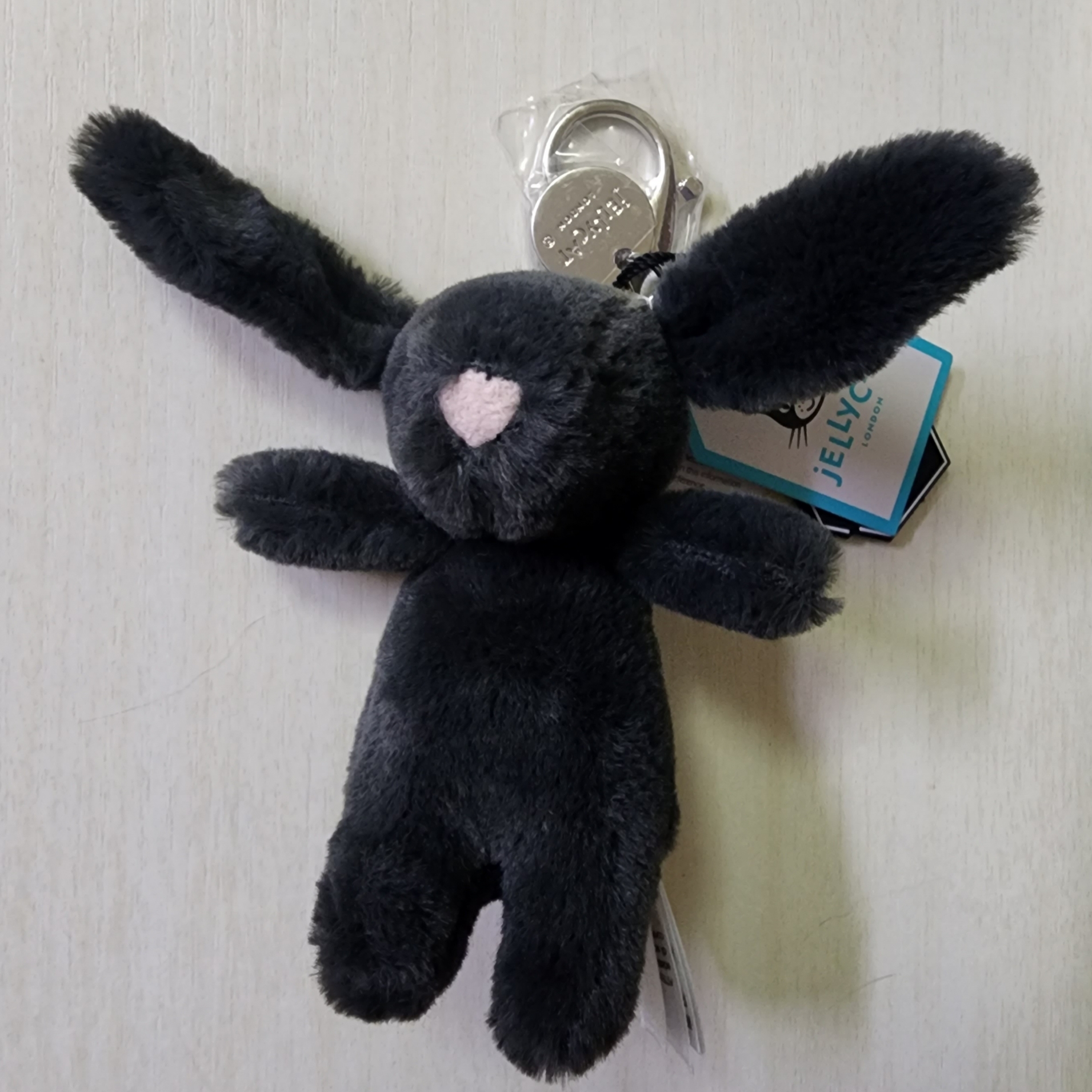 Jellycat Bashful Bunny Bag Charm Ink 착용 스타일