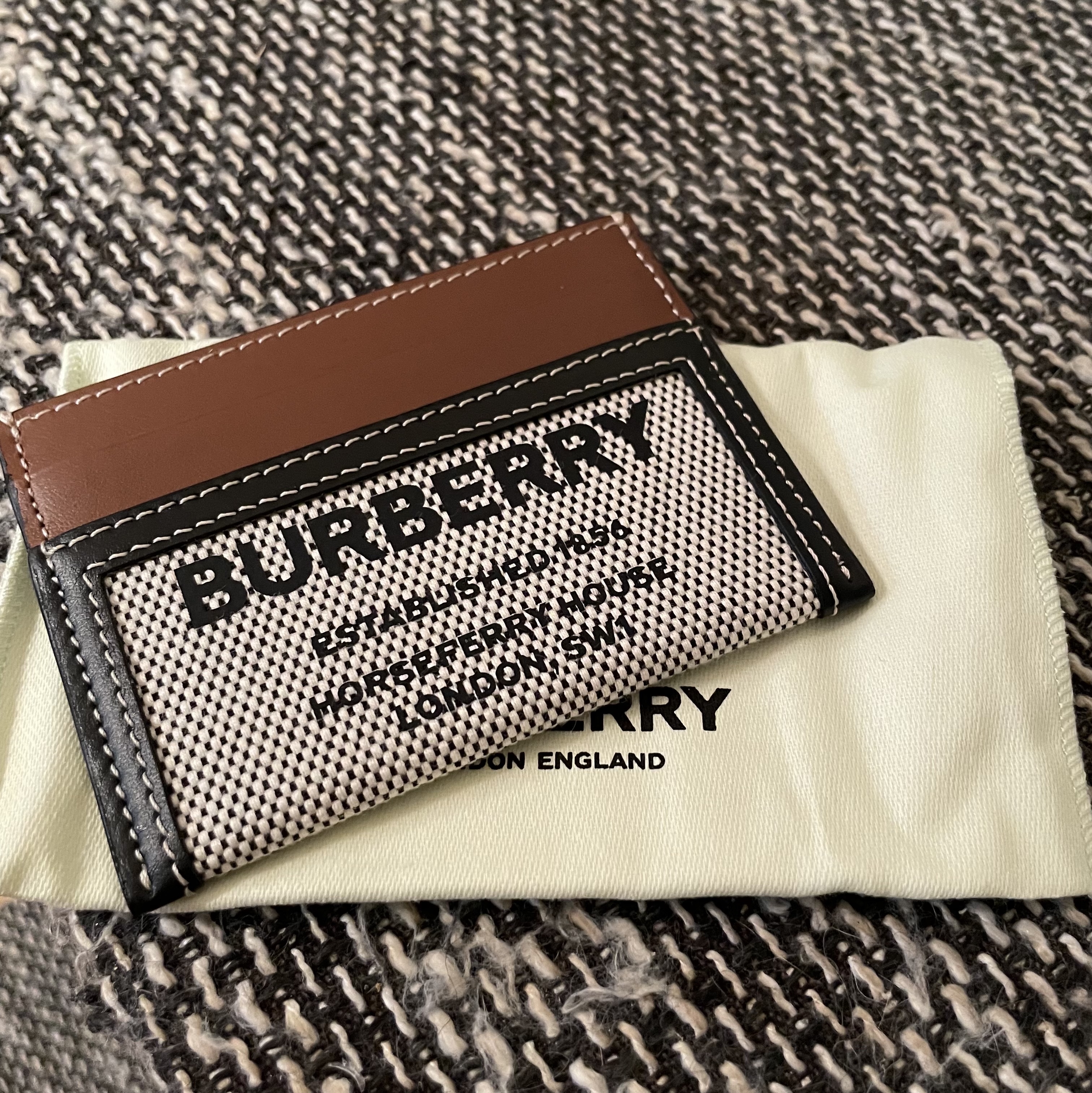 Burberry Horseferry Print Cotton Canvas Leather Card Case Black Tan 착용 스타일