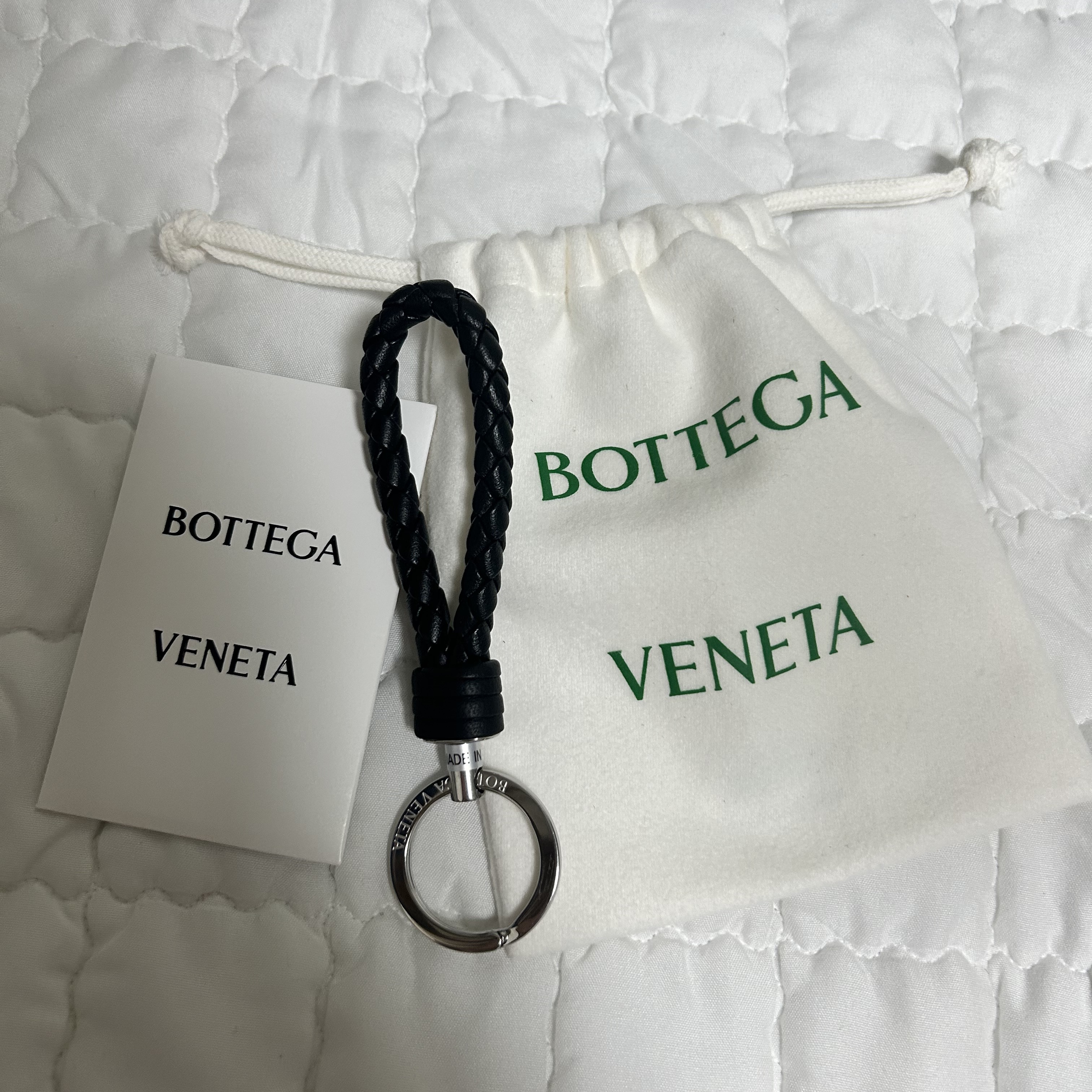 Bottega Veneta Leather Keyring Black 착용 스타일