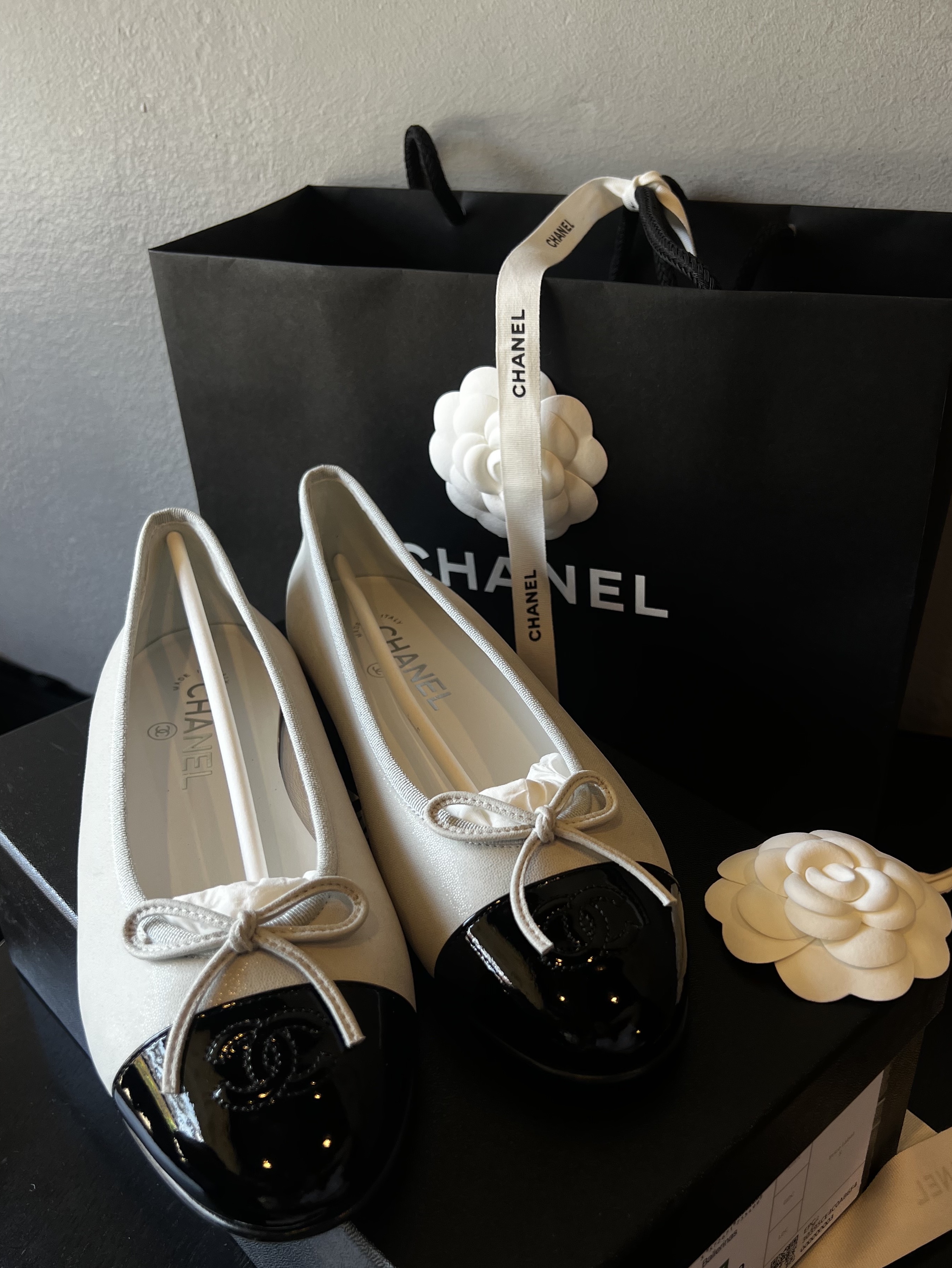 (W) Chanel Ballerina Flat Shiny Goatskin Patent Calfskin & Light Grey Black 착용 스타일 - 2