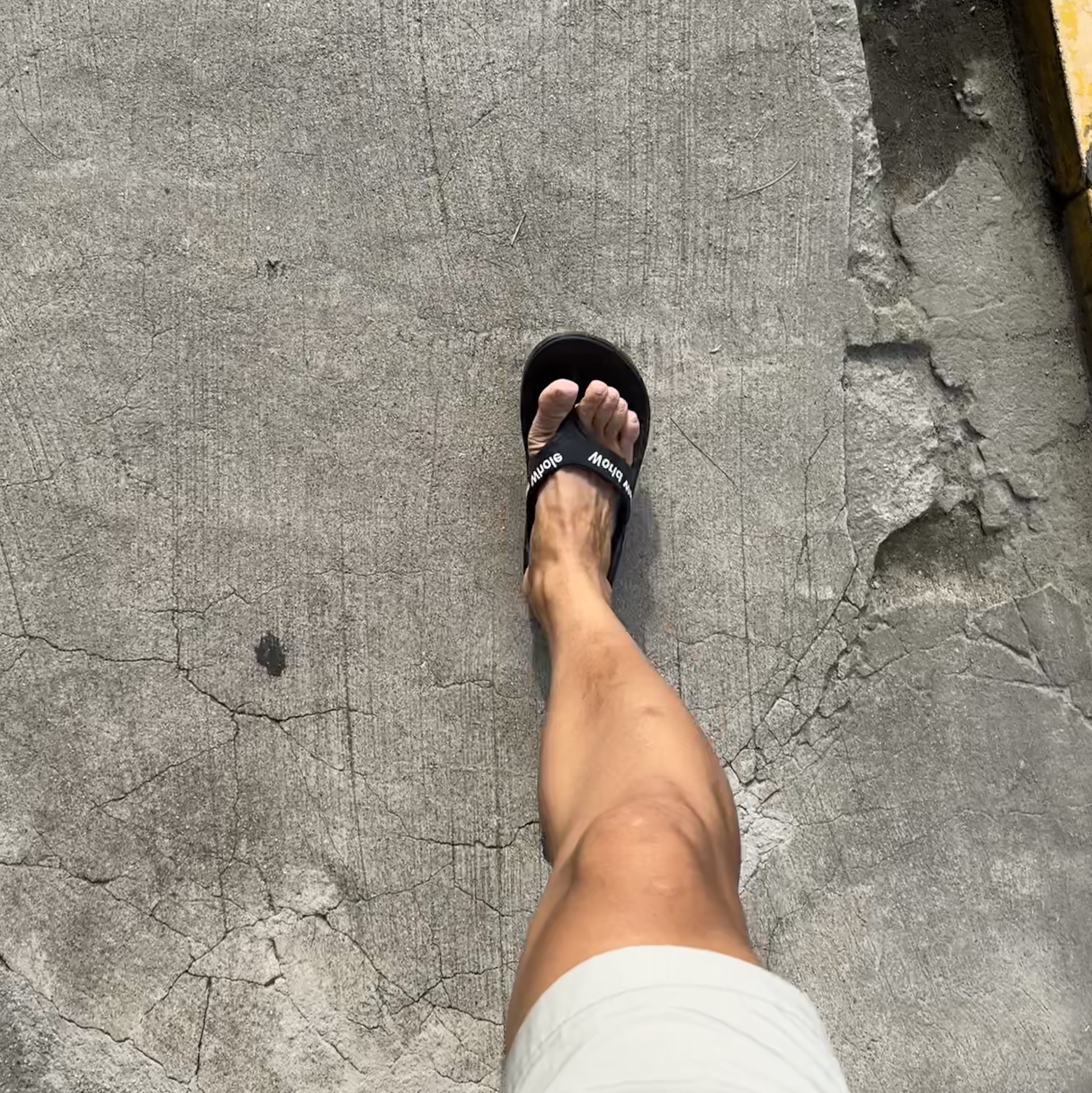 Oofos x Takahiromiyashita The Soloist The Soloist's Way Of Life Flip-Flop Black White 착용 스타일