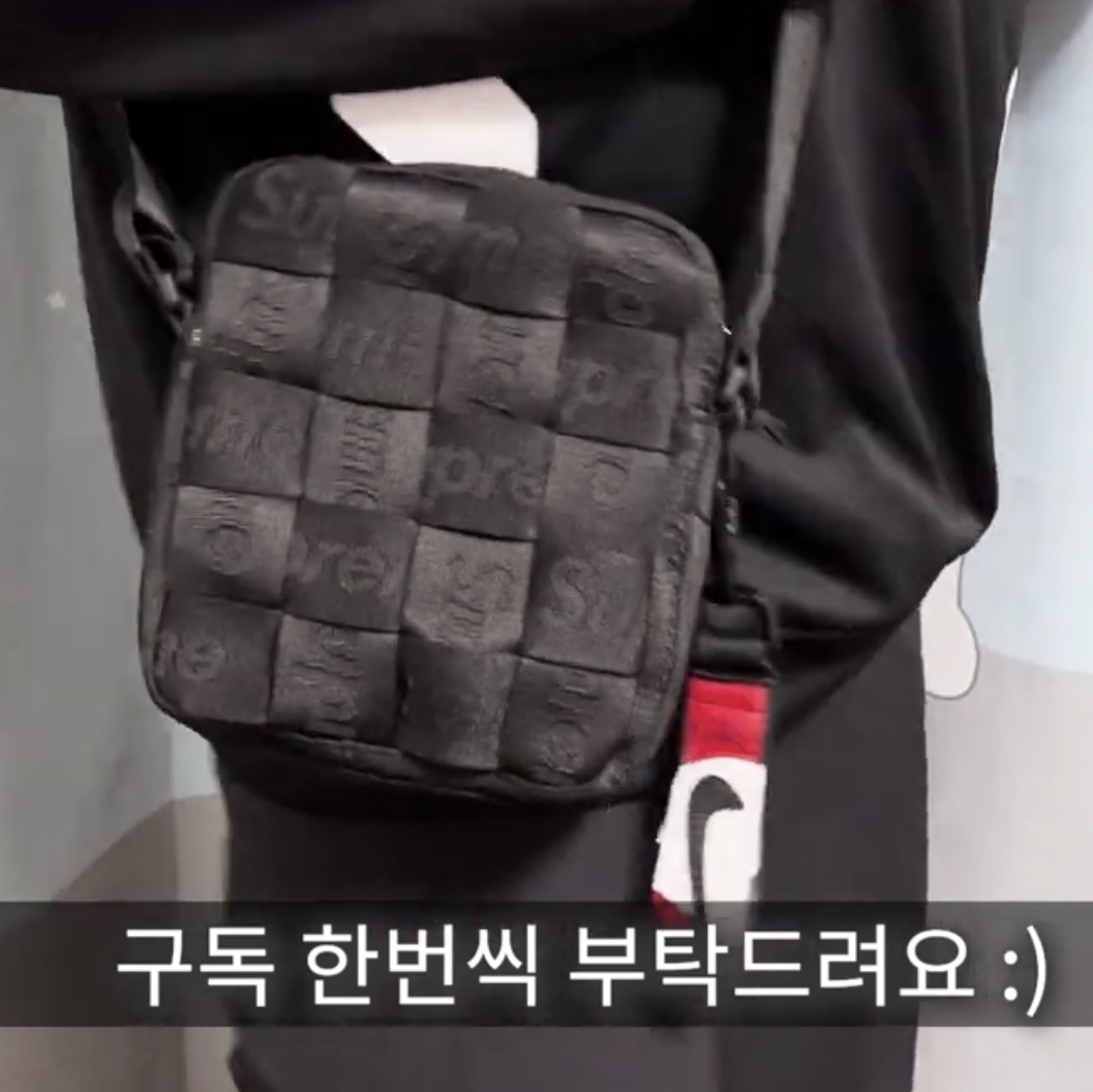Supreme Woven Shoulder Bag Black - 23SS, Jordan Trophy Key Holder Wrist Lanyard Gym Red White 착용 스타일