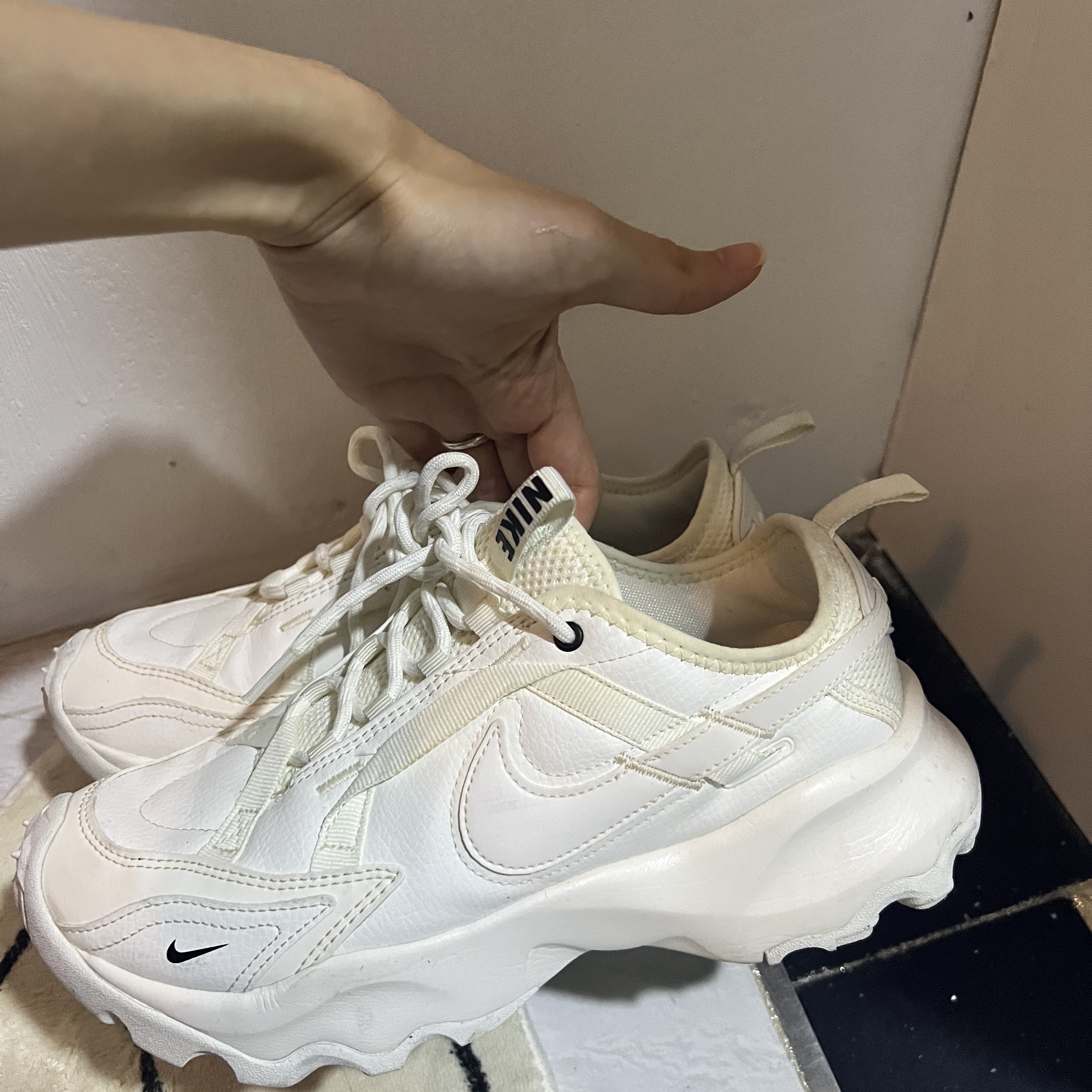 (W) Nike TC 7900 Summit White 착용 스타일 - 2