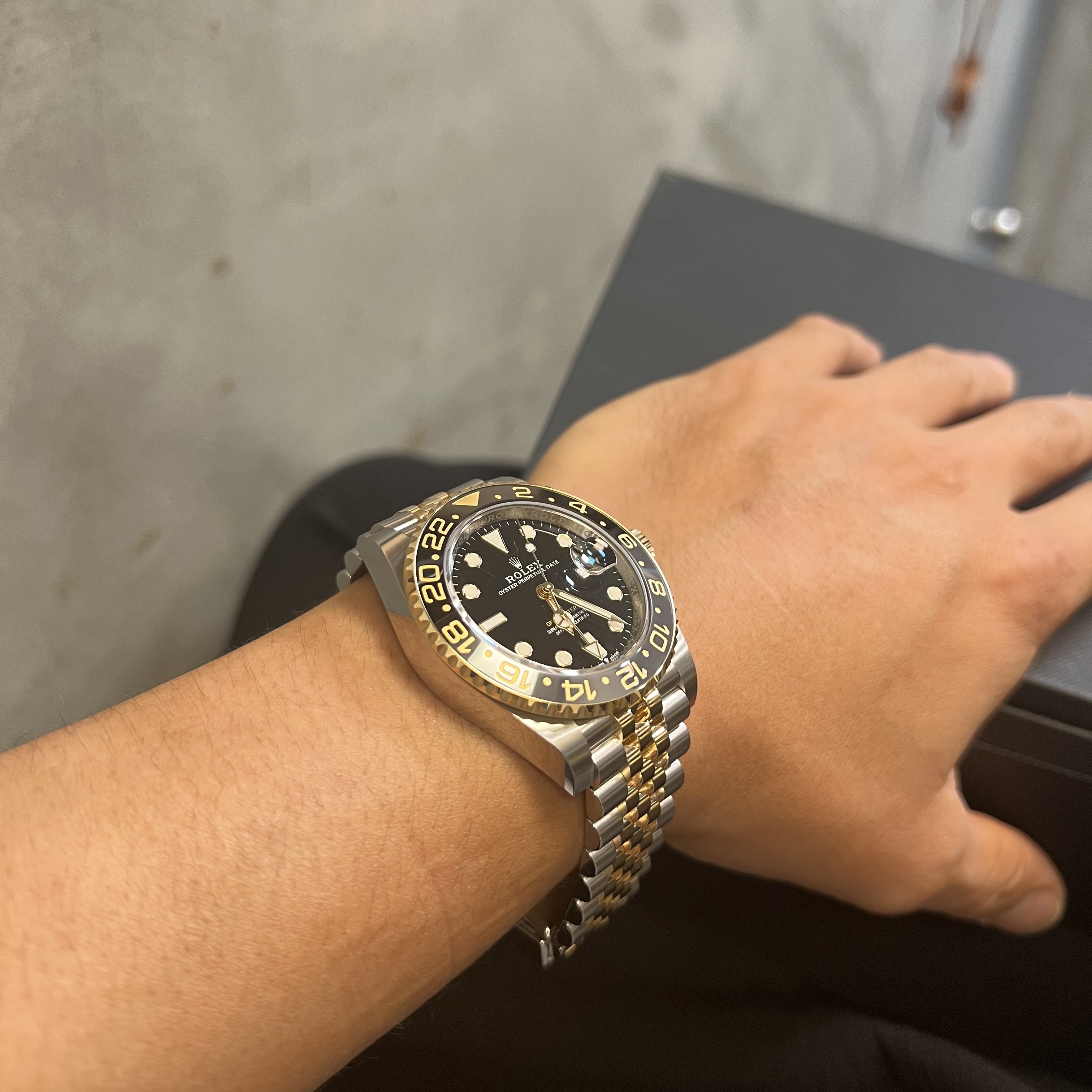 Rolex GMT-Master II 40mm 126713GRNR Black Jubilee 착용 스타일