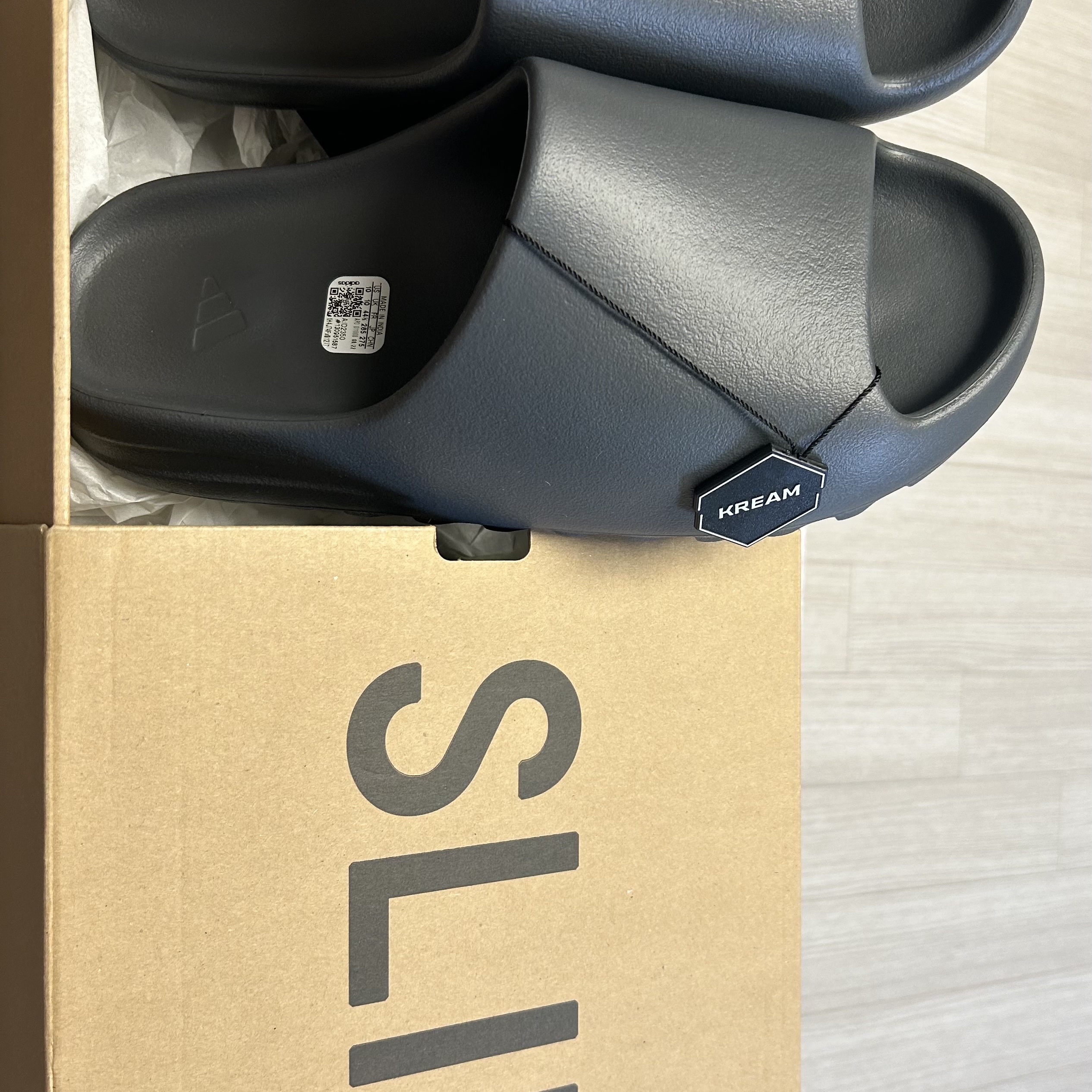 Adidas Yeezy Slide Slate Grey 착용 스타일