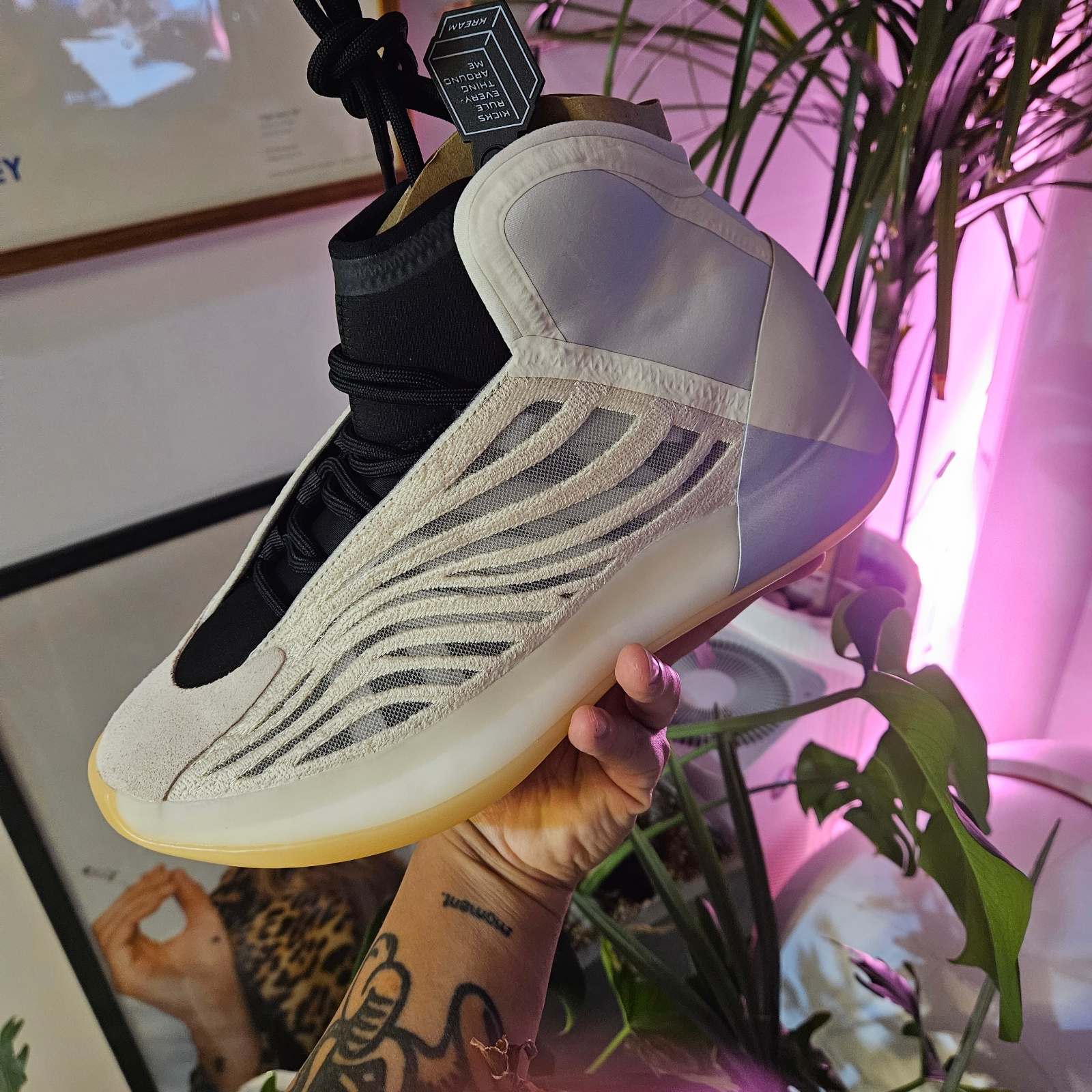 Adidas Yeezy QNTM Mist Slate 착용 스타일 - 3