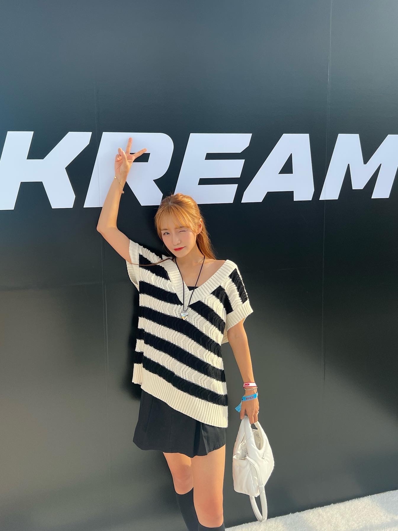 (W) Asics Gel-Venture 8 Black Frosted Rose, Prada Soft Padded Re-Nylon Mini Bag White 착용 스타일 - 2