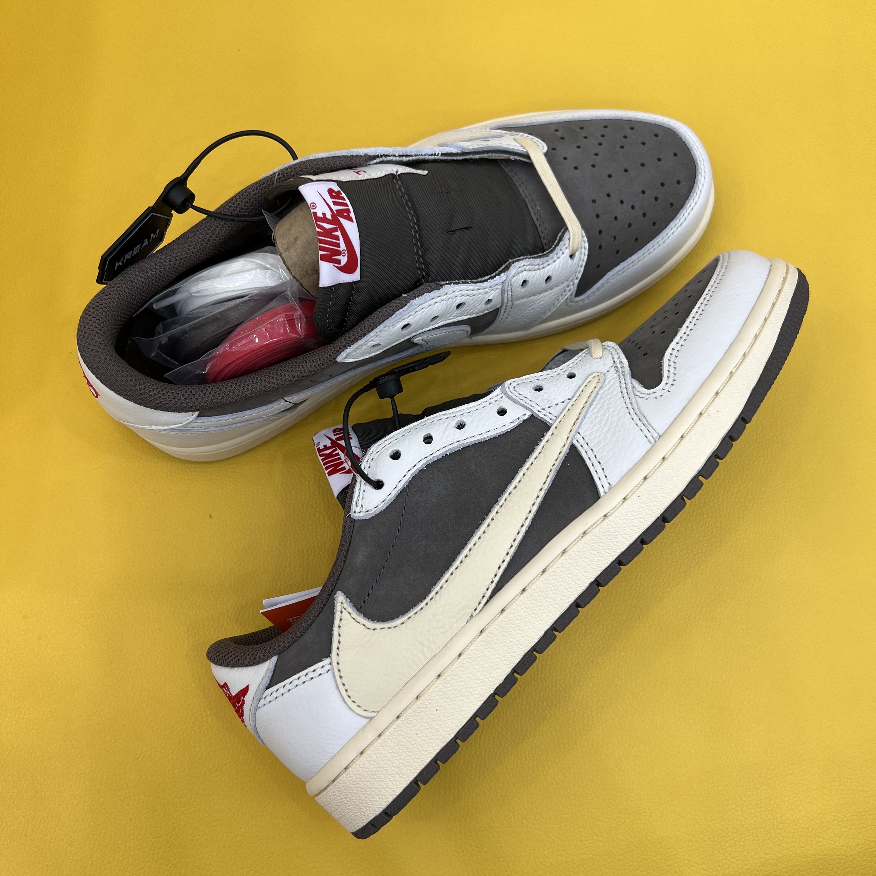 Jordan 1 x Travis Scott Retro Low OG SP Sail and Ridgerock 착용 스타일