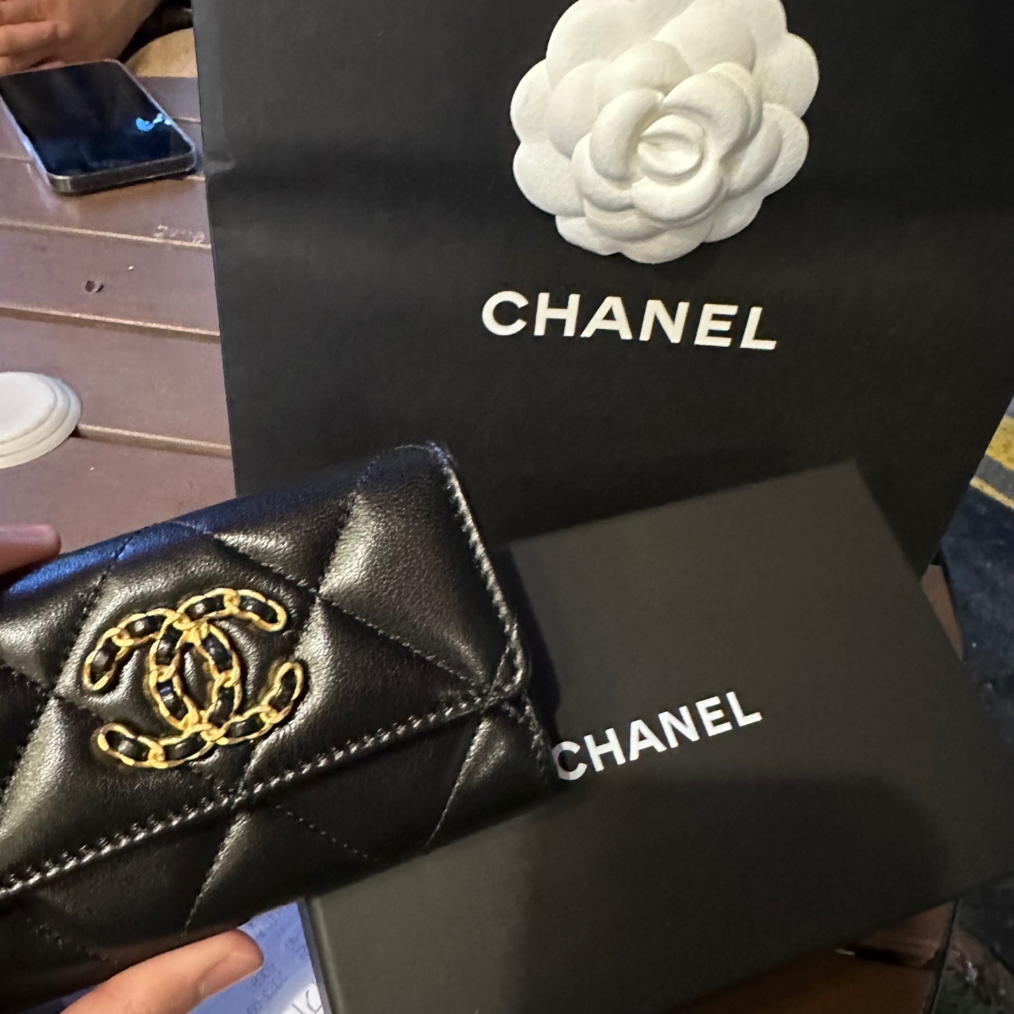 Chanel 19 Flap Card Holder Lambskin & Gold Black 착용 스타일