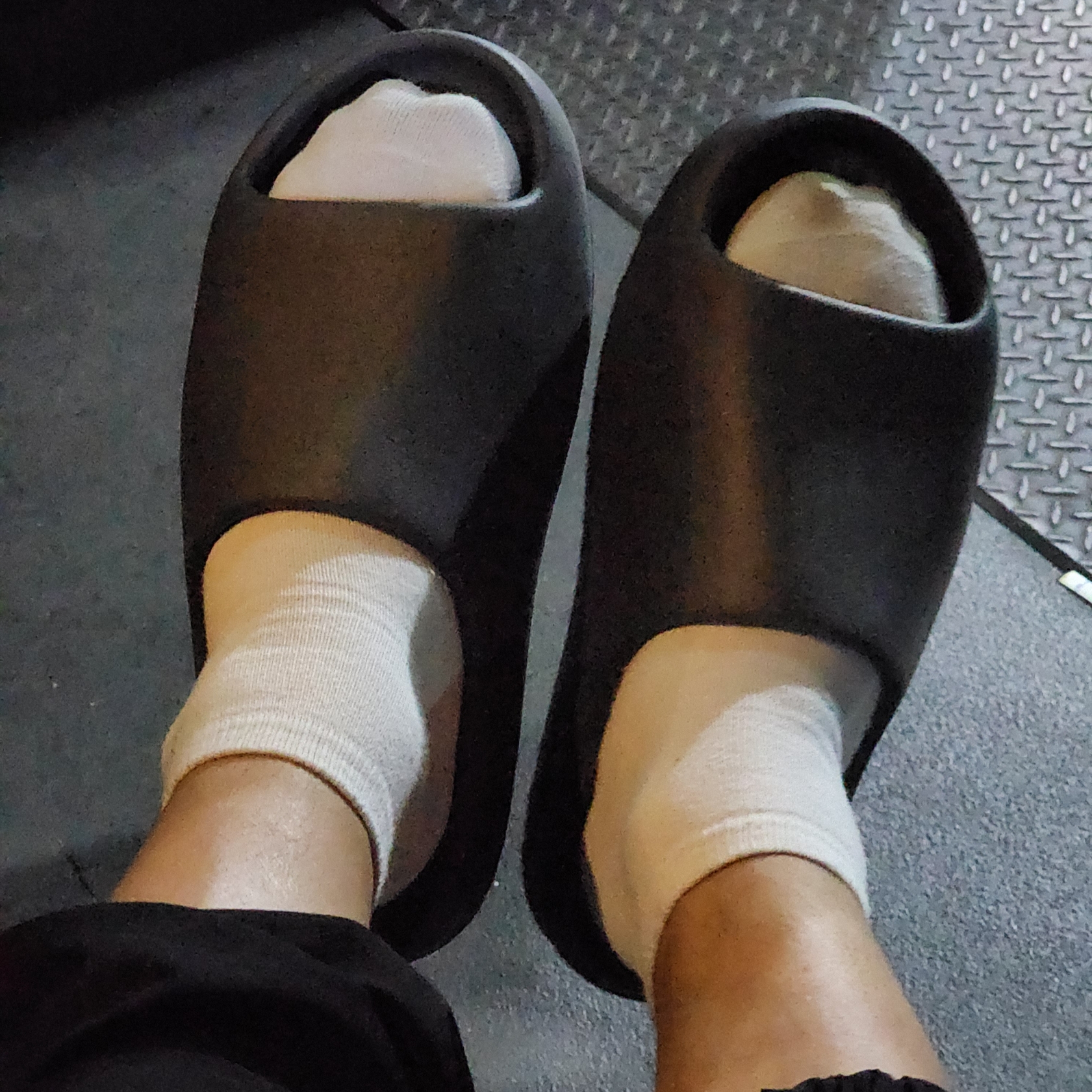 Adidas Yeezy Slide Slate Grey 착용 스타일