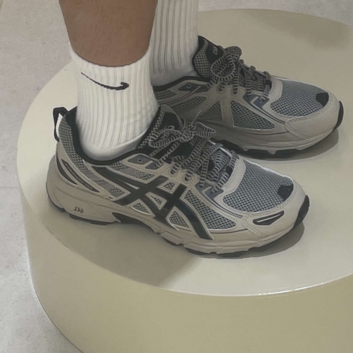 Asics Gel-Venture 6 Feather Grey Black 착용 스타일