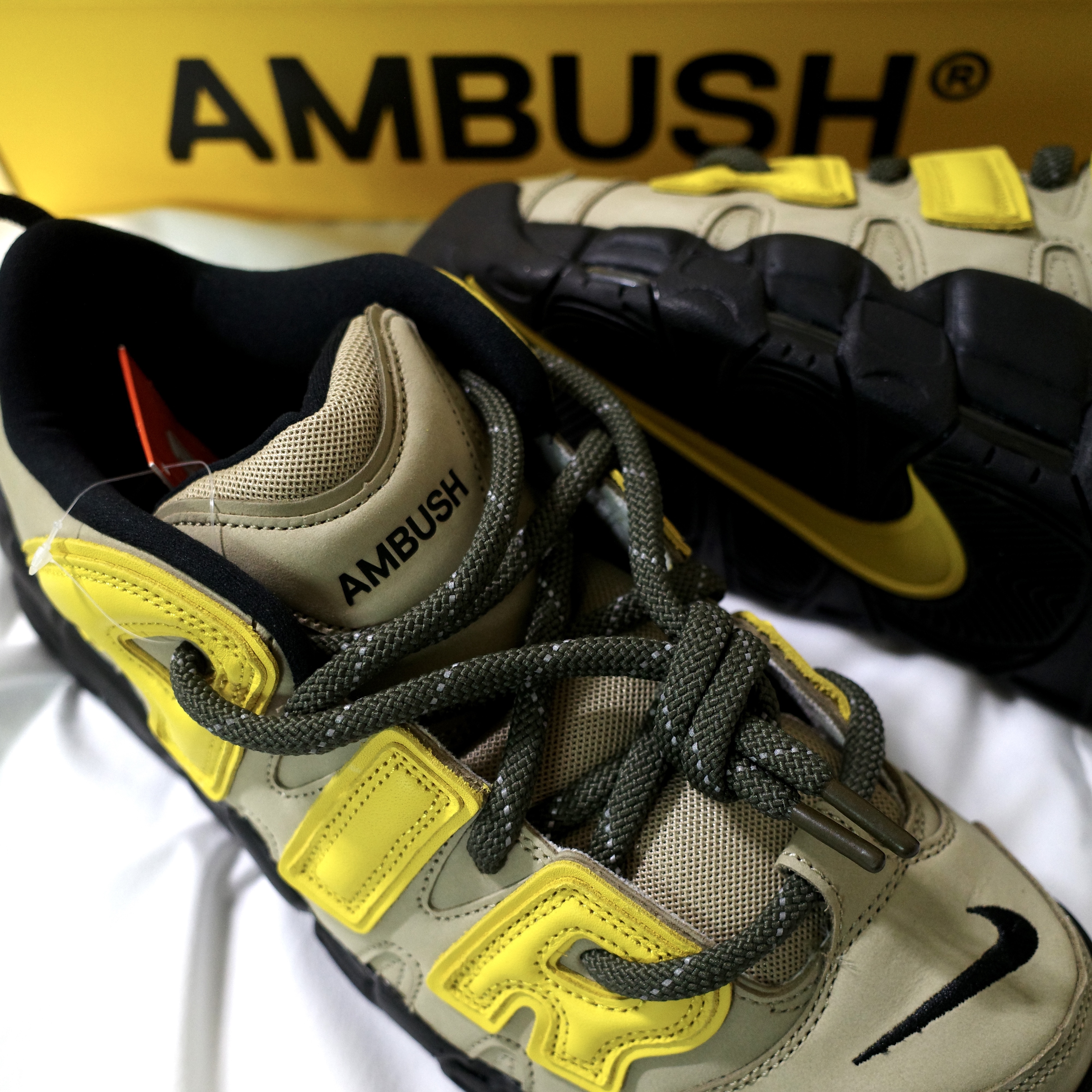 Nike x Ambush Air More Uptempo Low Vivid Sulfur and Limestone 착용 스타일 - 1