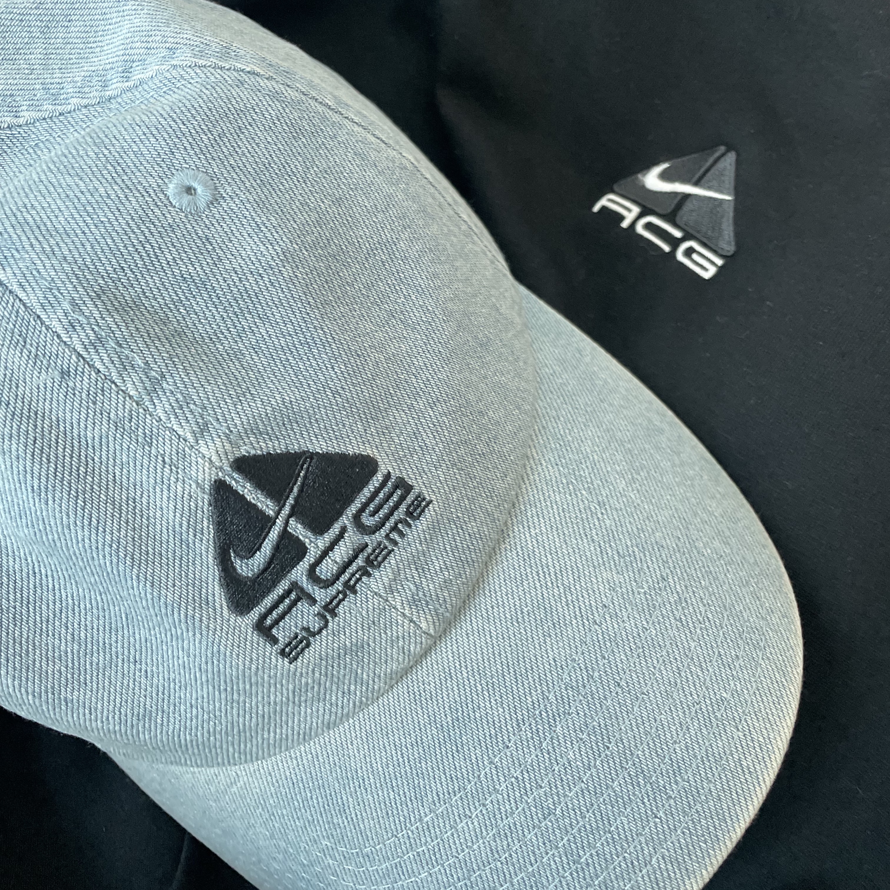 Supreme x Nike ACG Denim 6-Panel Washed Blue - 22FW, Nike ACG LBR Lungs T-Shirt Black - US/EU 착용 스타일 - 5