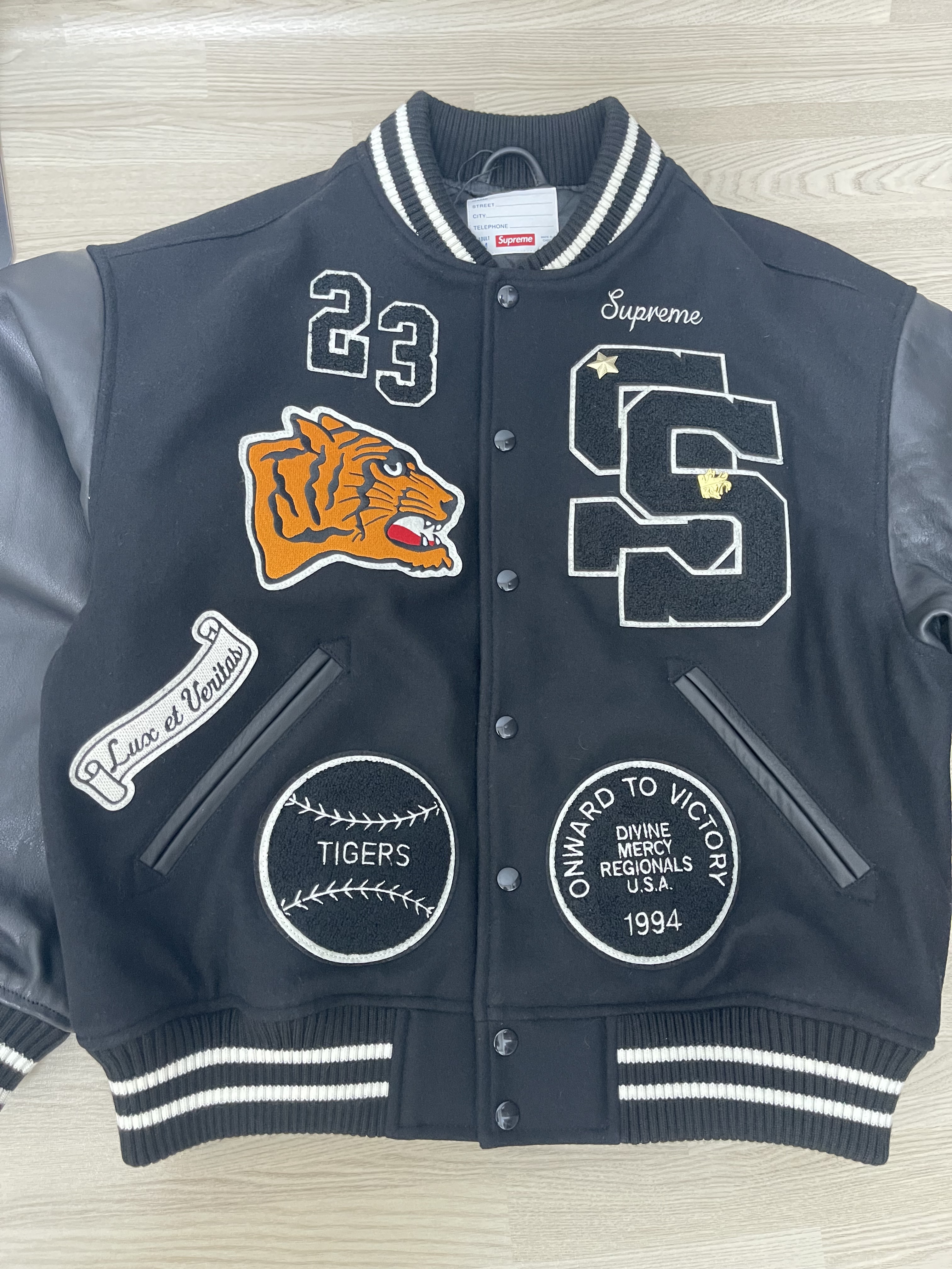 Supreme Tiger Varsity Jacket Black - 23FW 착용 스타일