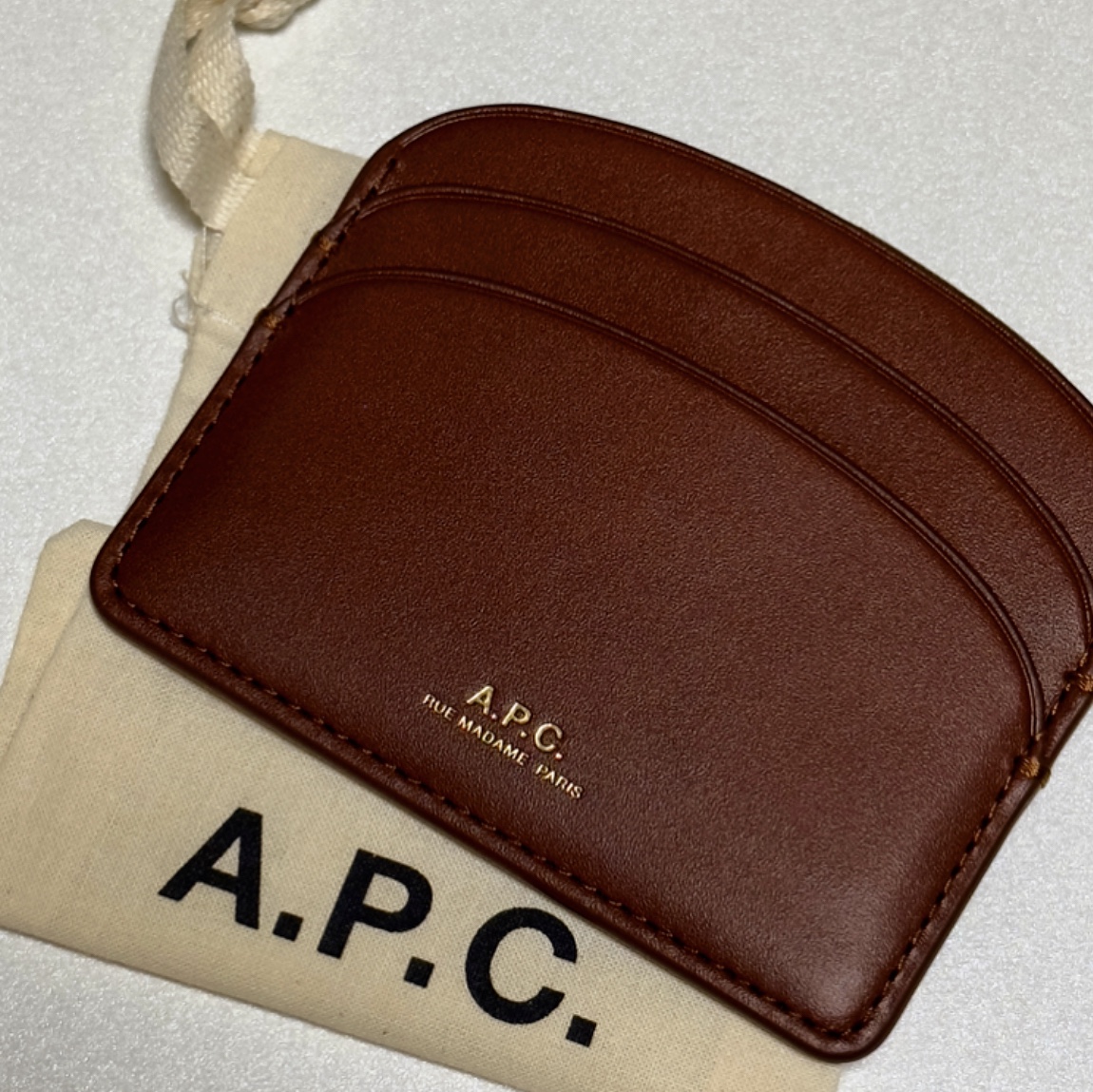 A.P.C. Demi-Lune Card Holder Nut Brown 착용 스타일