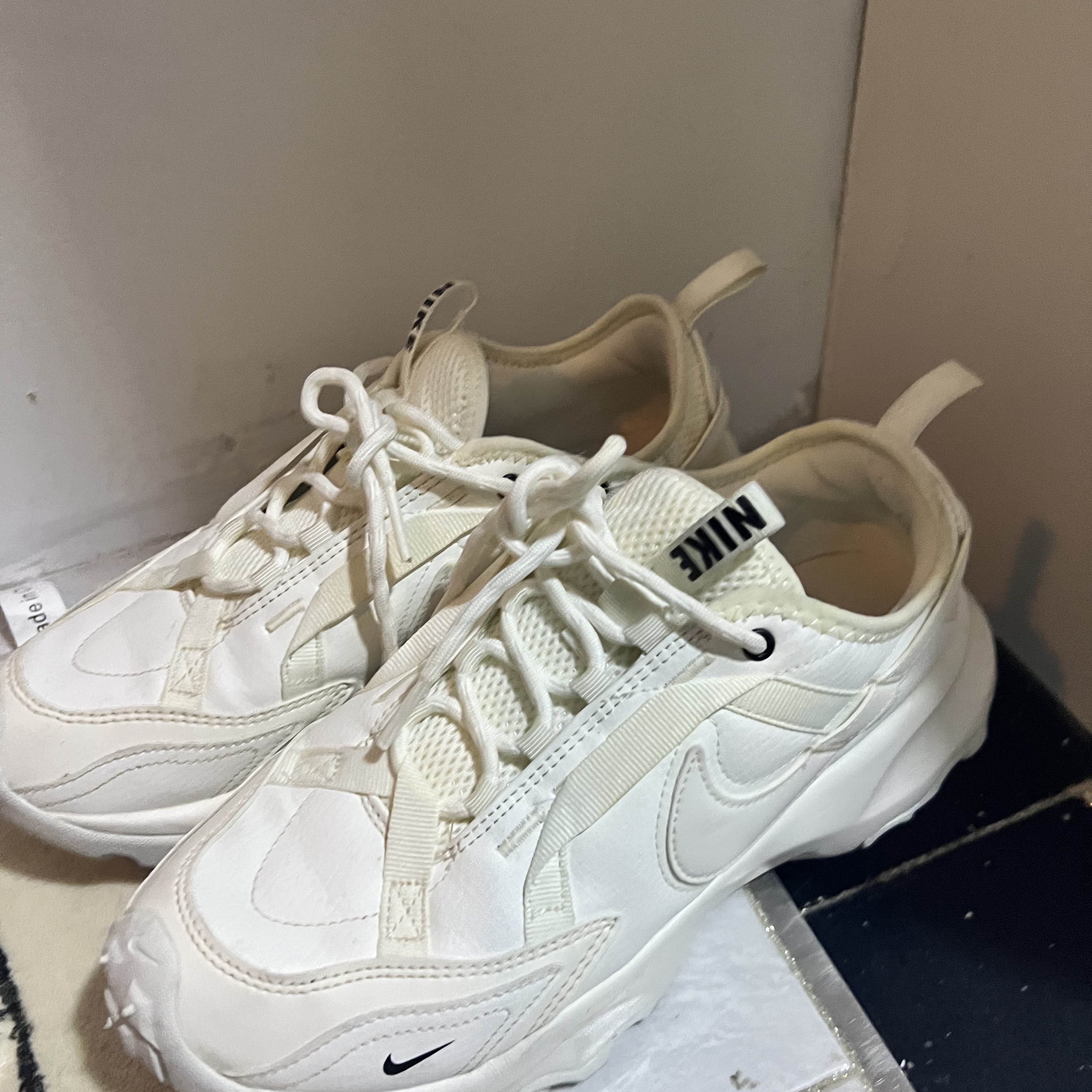 (W) Nike TC 7900 Summit White 착용 스타일 - 1
